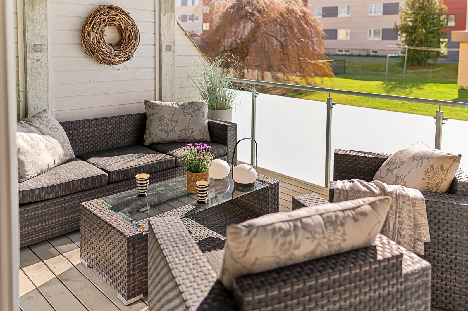 En herlig uteplass hvor man kan nyte sommerhalvåret. Denne er også overbygget, noe som gjør at man sitter mer skjermet for vær og vind. God plass på balkongen. Galleribilde