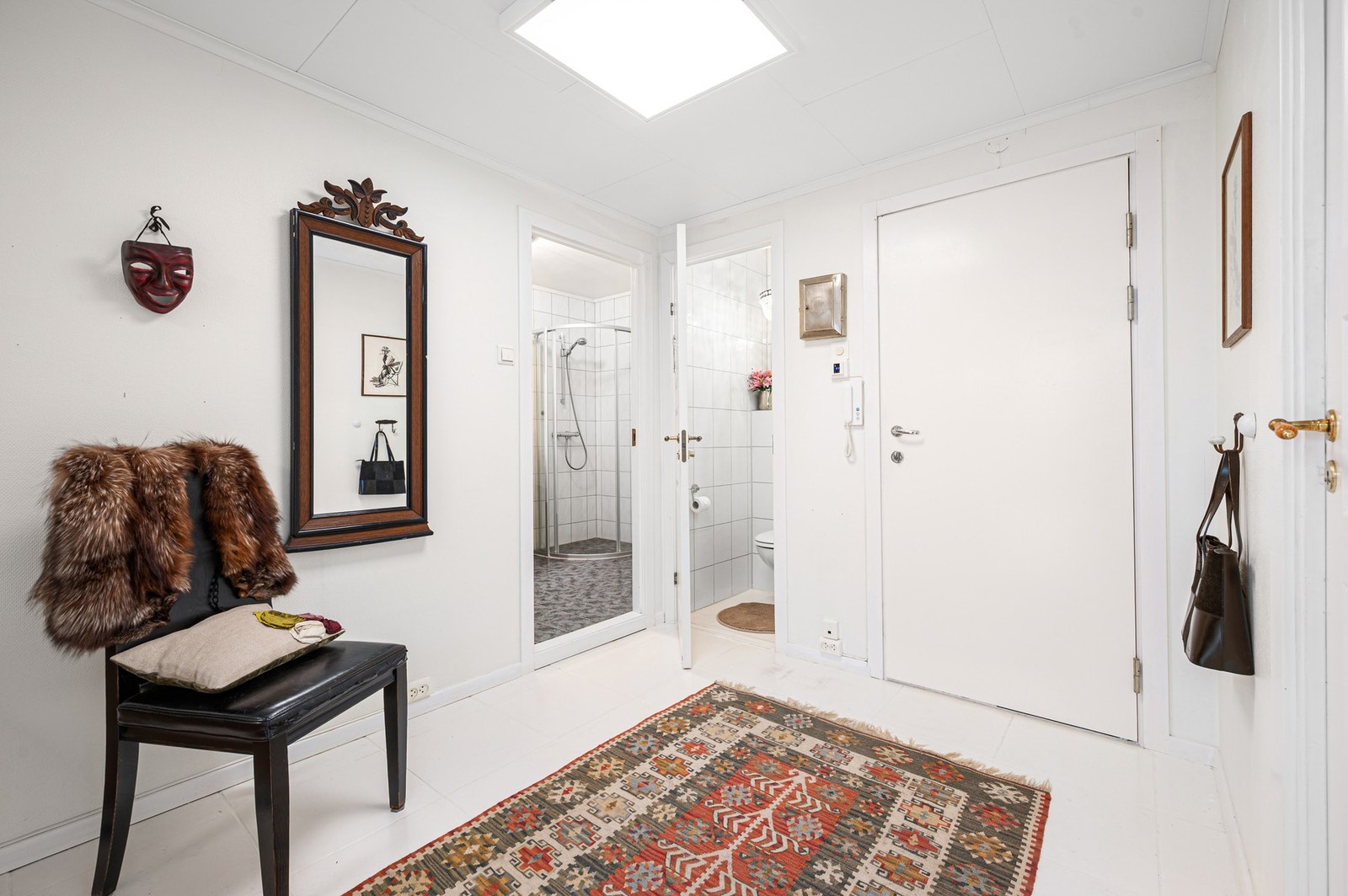Gangen sett mot ytterdøren. Borettslaget har også callingsystem/ringeklokke slik at man kan slippe inn gjester når man får besøk. Galleribilde