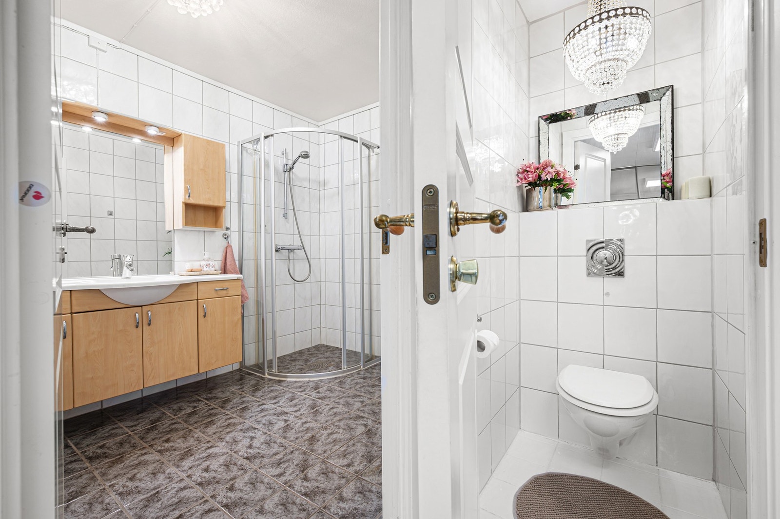 Toalettet med vegghengt toalett ligger praktisk adskilt fra badet - vegg-i-vegg. Galleribilde