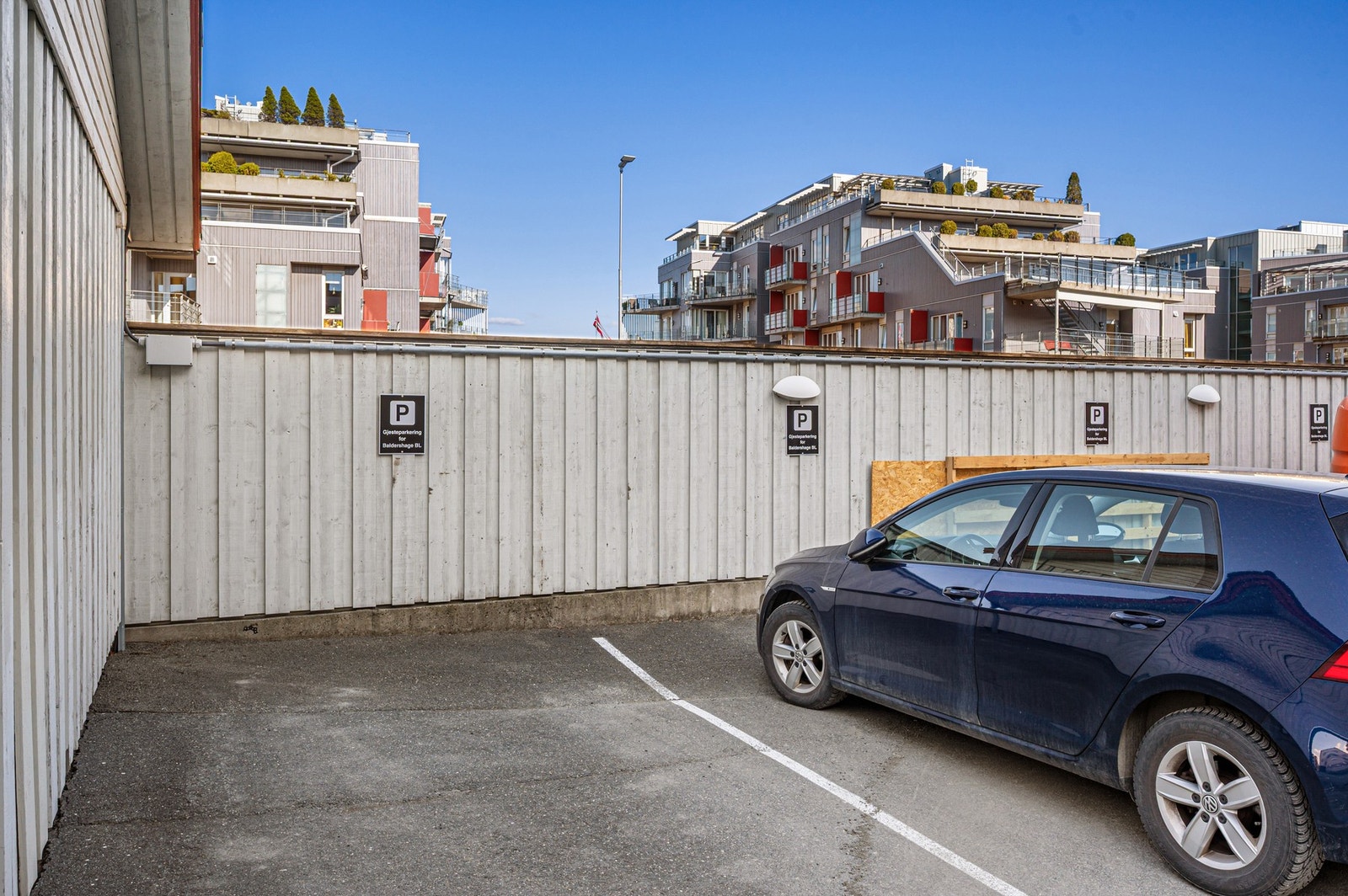 Borettslaget har også godt med gjesteparkeringer, som ligger rett utenfor bygget. Galleribilde
