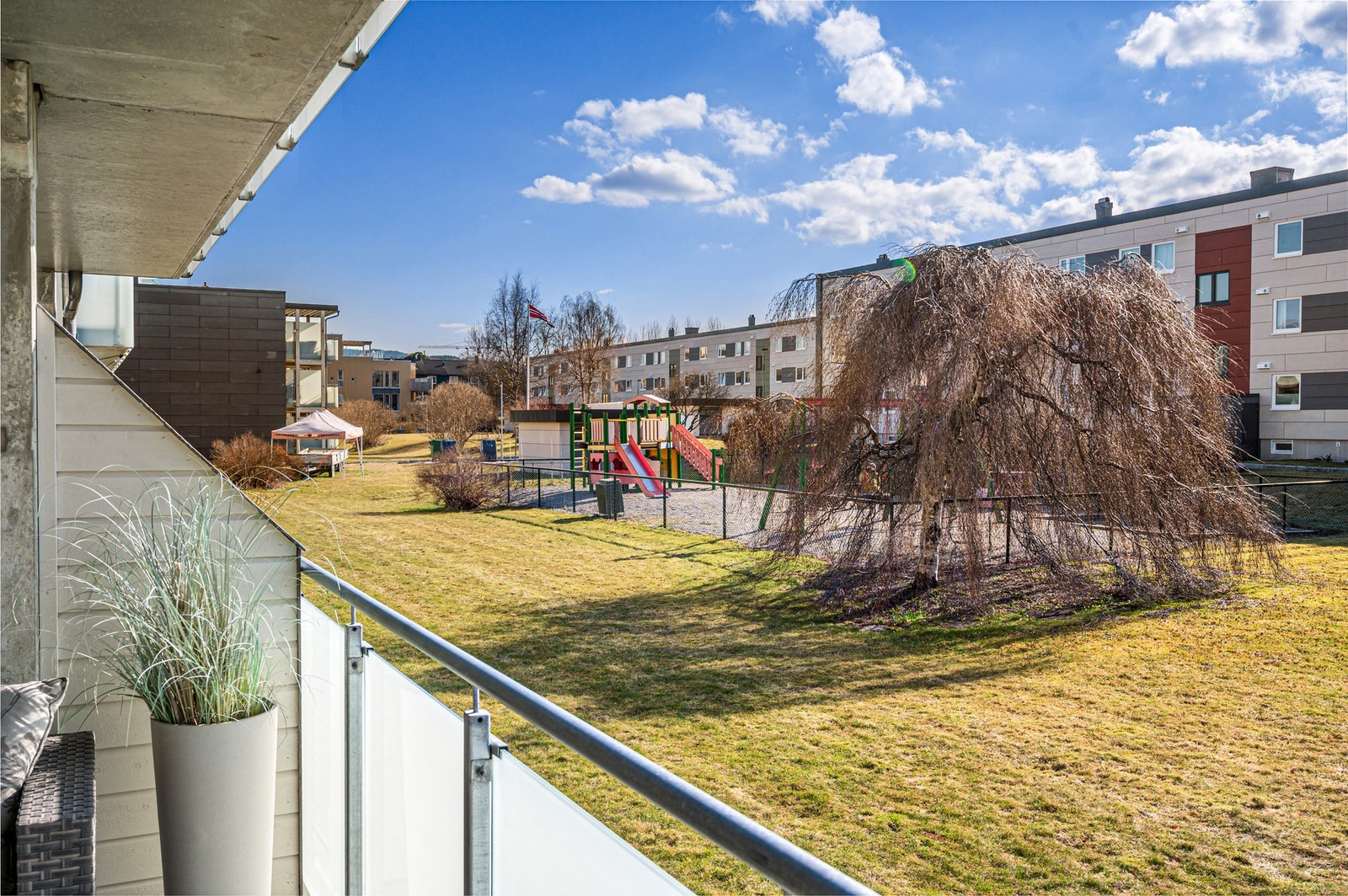 Her har man lang solgang på sommerstid, med sol fra tidlig formiddag til kveldstid. Borettslaget har i 2021 gjennomgått store oppussingsarbeider, der bl.a. fasader ble restaurert og balkonger utvidet. Galleribilde