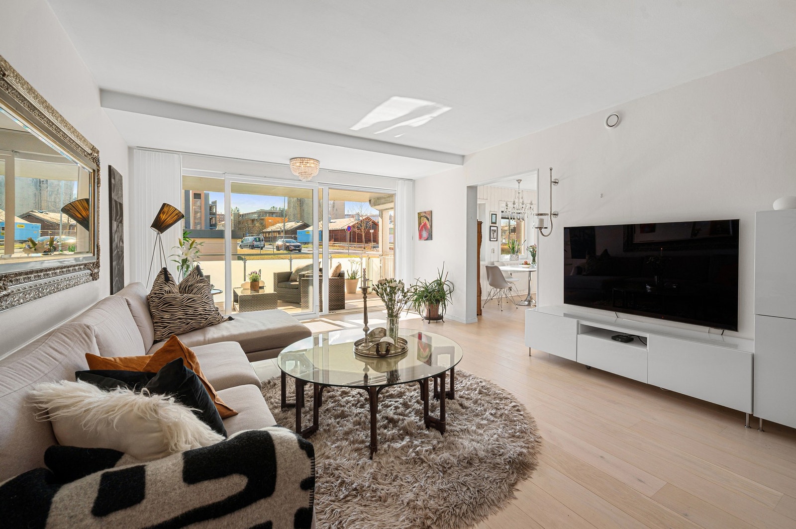 Ifm. med rehabiliteringen av borettslaget ble også stuen utvidet ut mot balkongen. Alle vinduer og verandadør ble også skiftet, vegger etterisolert, samt at det ble installert balansert ventilasjon i byggene. Galleribilde