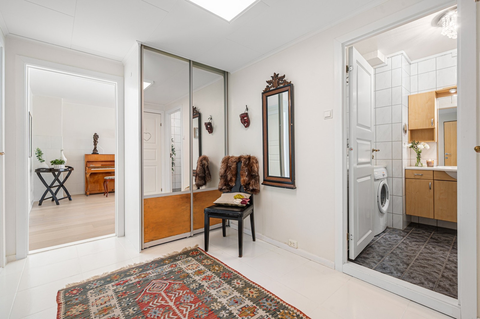 Romslig gang med skyvedørsgarderobe. Her er det også varme i gulv. Galleribilde