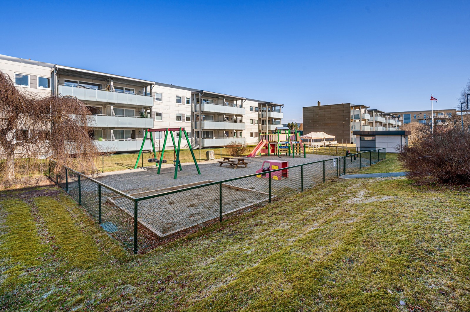 Lekeplass like ved, hvor man bare kan åpne grinda på balkongen og rusle bort. Det finnes også en ballbane like ved borettslaget, samt øvrige lekeplasser og barnehager i gangavstand fra leiligheten. Galleribilde