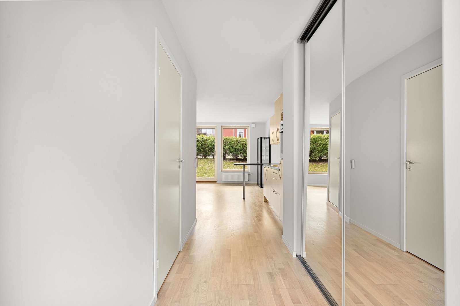 Entrè med god plass for sko og yttertøy i skyvedørsgarderobe. Galleribilde