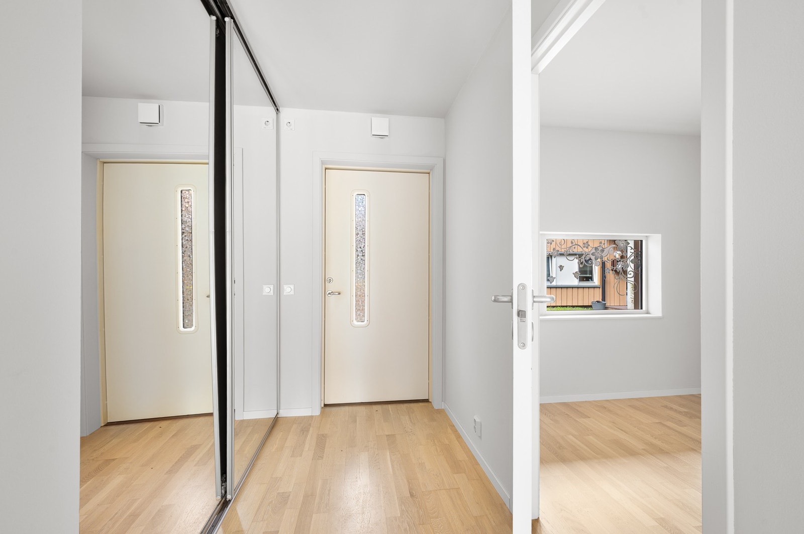Entréen er innredet med et stort og praktisk garderobeskap med skyvedører. Galleribilde