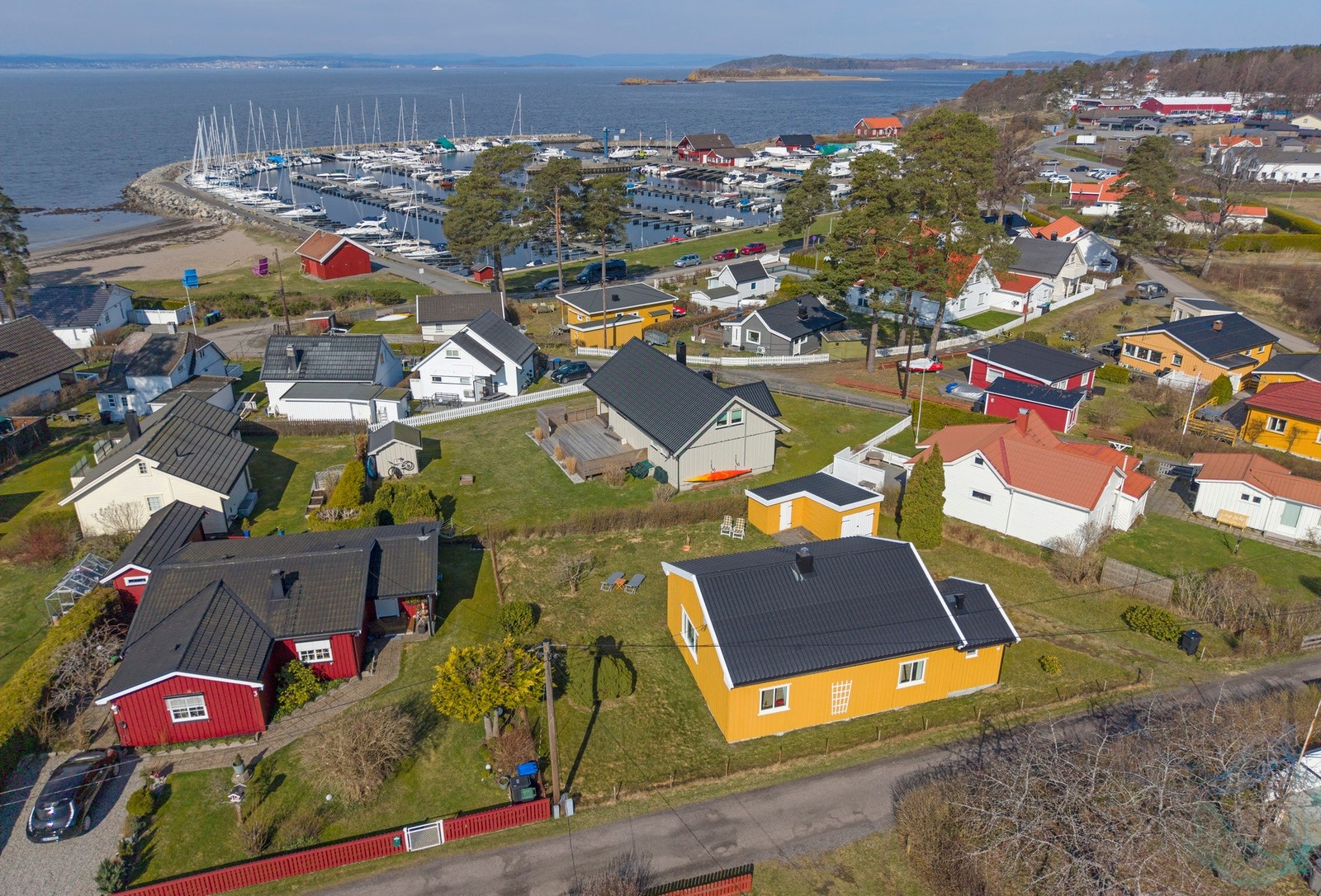 Fuglevik et etterspurt hytteområde med omtrent én times kjøring fra Oslo, kjent for sin landlige ro, grønne omgivelser, og kort vei til sjøen og båthavnen. Galleribilde