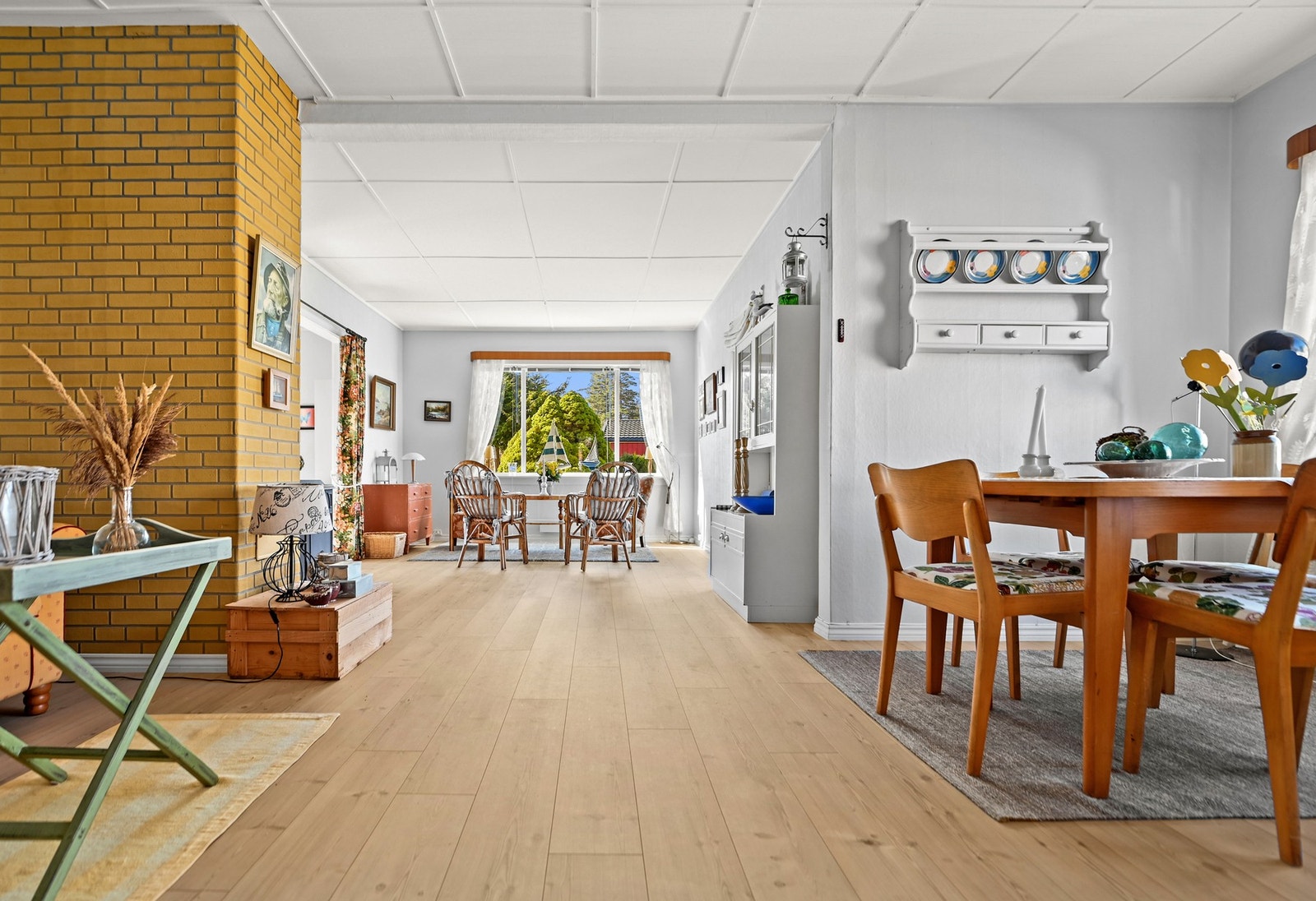 Planløsning gjør det enkelt å møblere, og det er god plass til både spisestue og sofagruppe med tilhørende møblement. Galleribilde