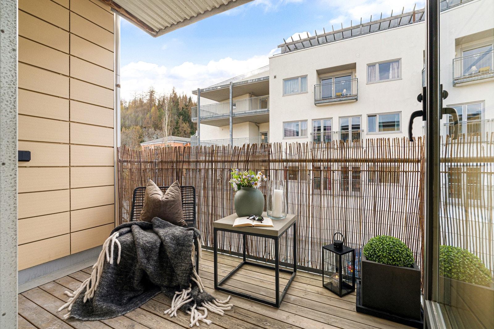Balkongen er på 5 kvadratmeter, og er ypperlig å benytte på sommerhalvåret. Galleribilde