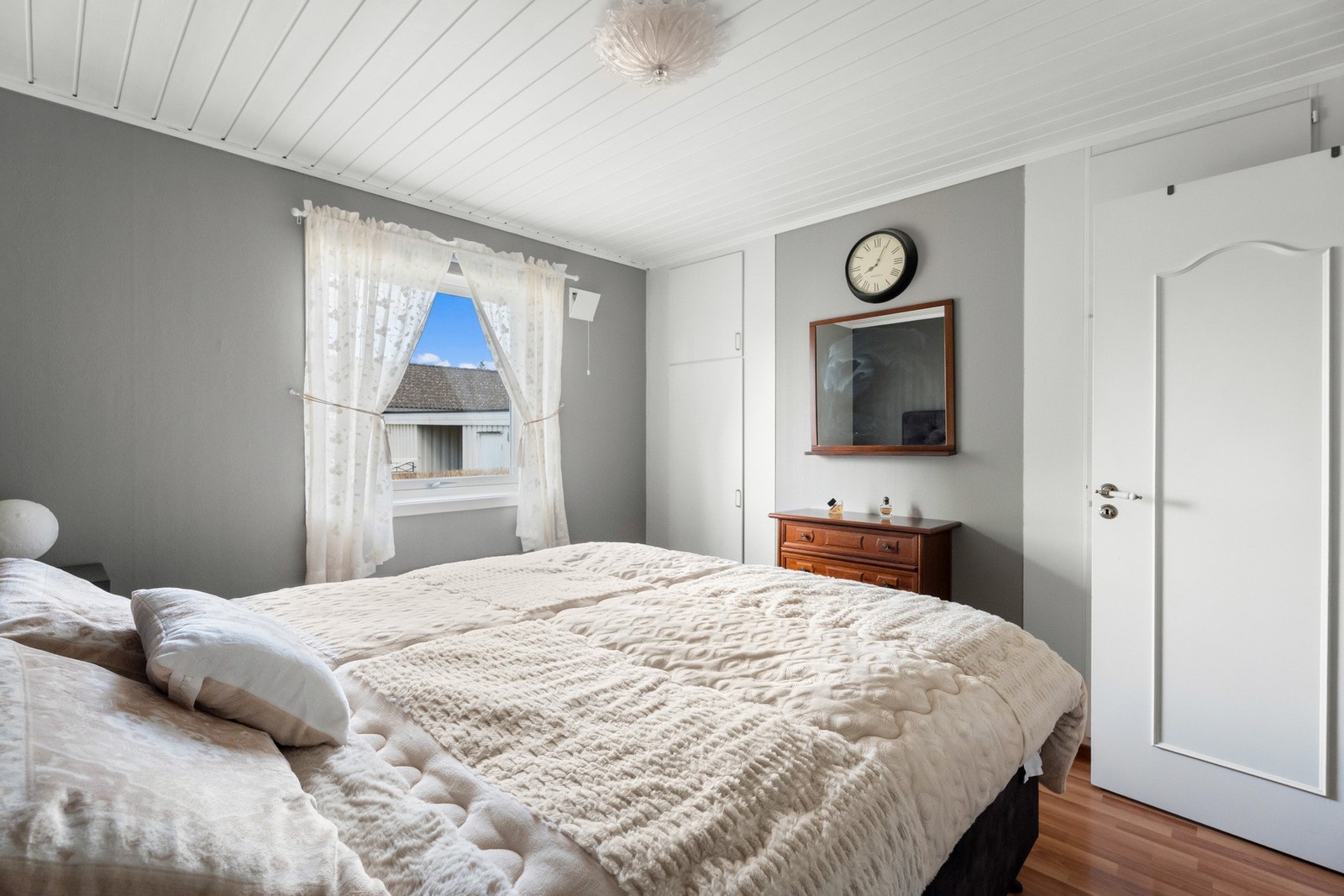 Her er det praktisk innebygd skap som tar lite plass. Galleribilde