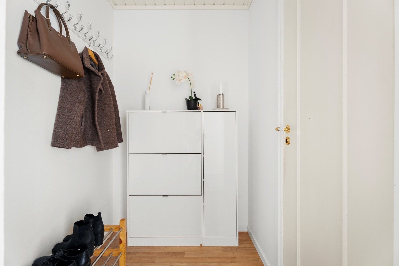 Inn døren til høyre er det p.d.d vaskerom, men ikke godkjent til dette. Opprinnelig matbod. Galleribilde