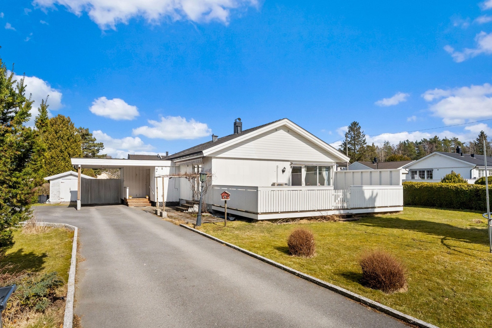 Plass til en bil i carport, ellers er det god plass til flere biler i innkjørsel. Galleribilde