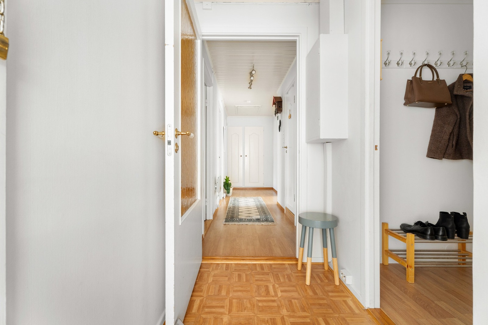 Du ønskes velkommen inn i en entré med videre adkomst til gang som binder rommene naturlig sammen. Galleribilde
