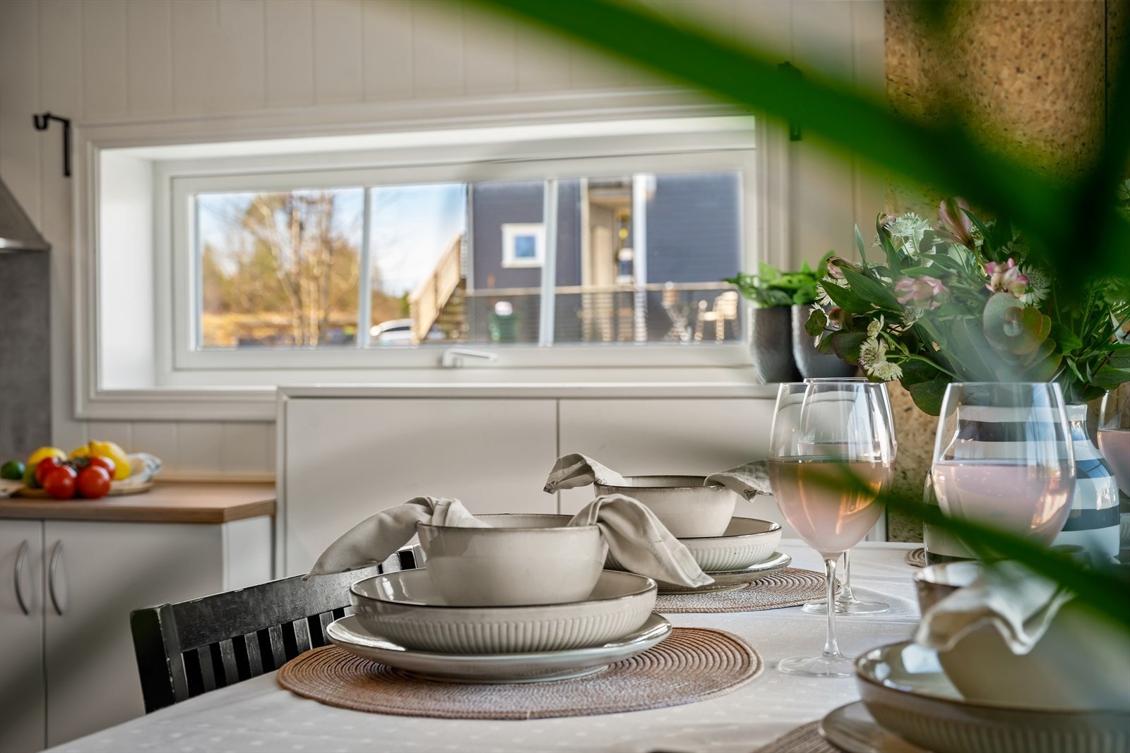 Her kan man nyte en god middag i lyse omgivelser. Galleribilde