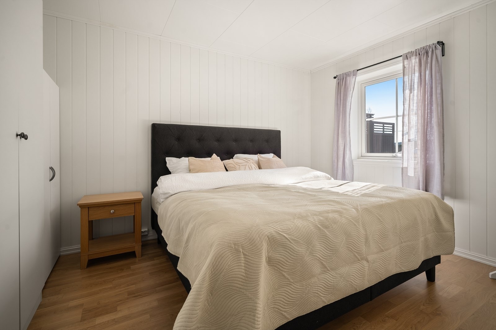 Soverom 1 er lyst og romslig med plass til dobbeltseng og garderobe. Galleribilde