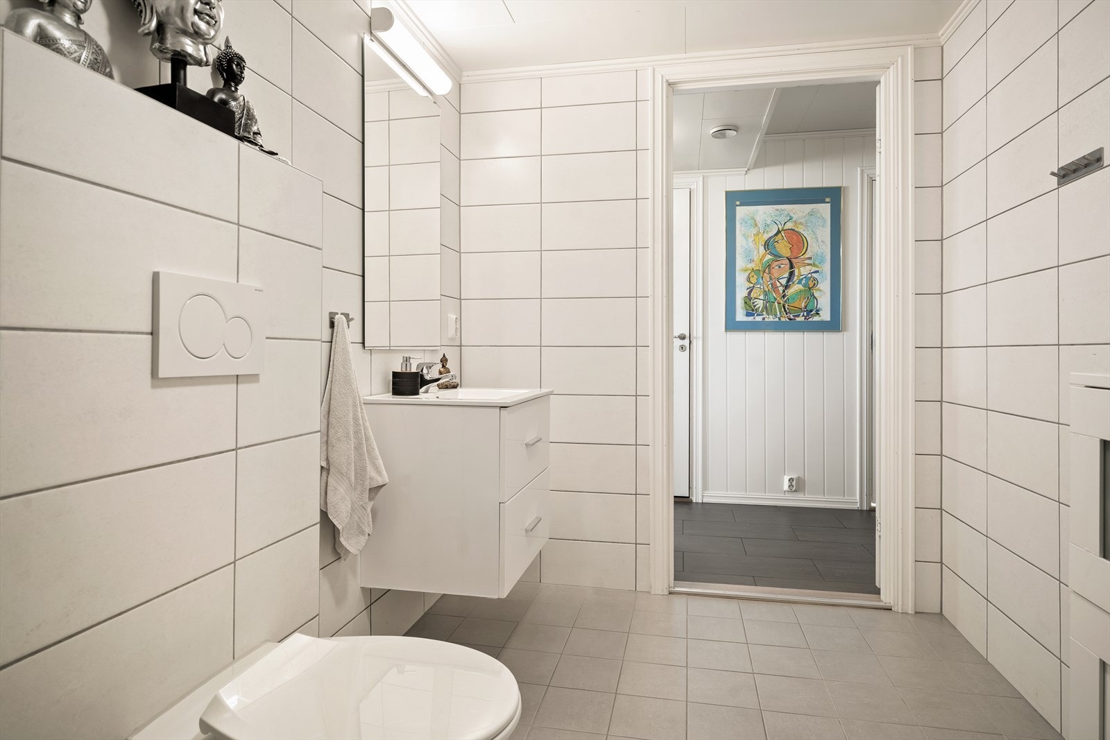 Badet er innredet med dusjdører og toalett, hvor toalettkassen er byttet i 2019. Galleribilde