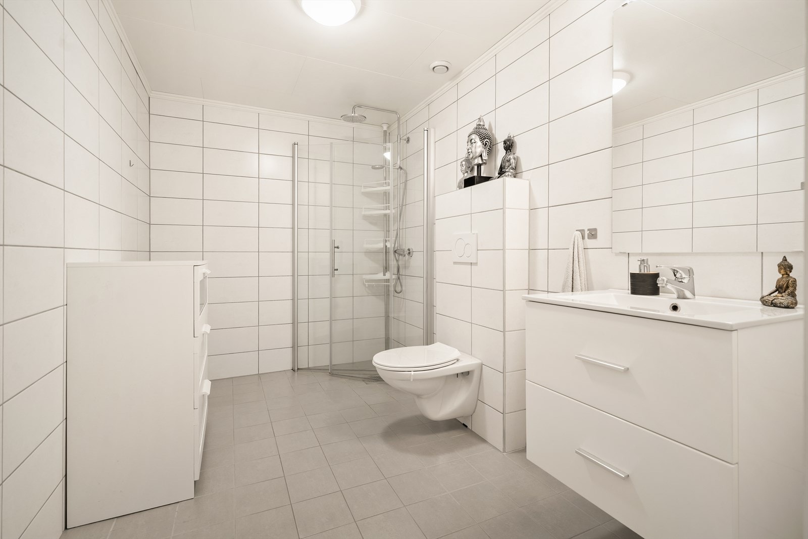 Badet er fra byggeåret og har fliser på vegger og gulv med gulvvarme. Galleribilde