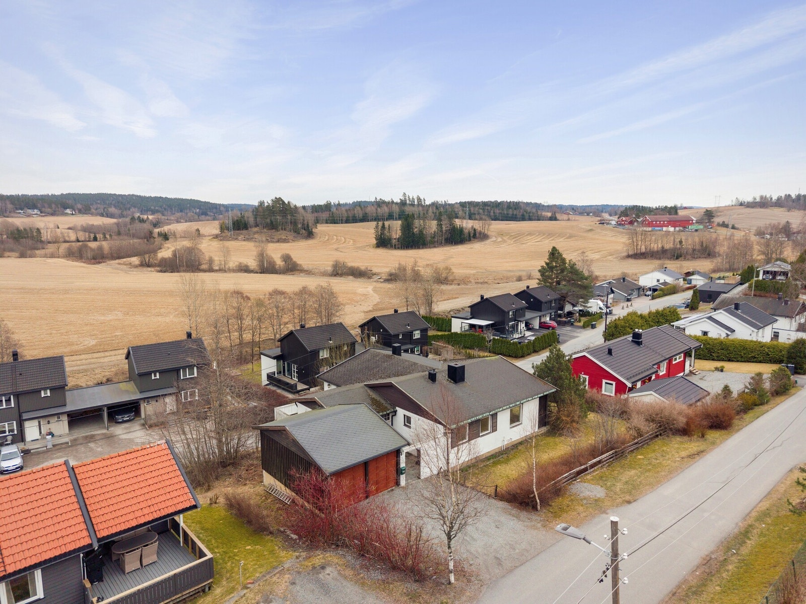 Kråkstad stasjon ligger ca. 1km fra boligen, med gode togforbindelser - kun 20 minutter til Oslo S med Follobanen. Galleribilde