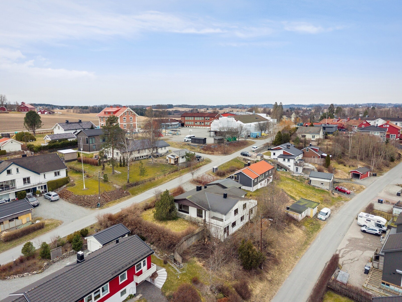 Beliggenheten er landlig, rolig og barnevennlig i Kråkstad, omgitt av flott kulturlandskap med skog og åpne områder. Galleribilde