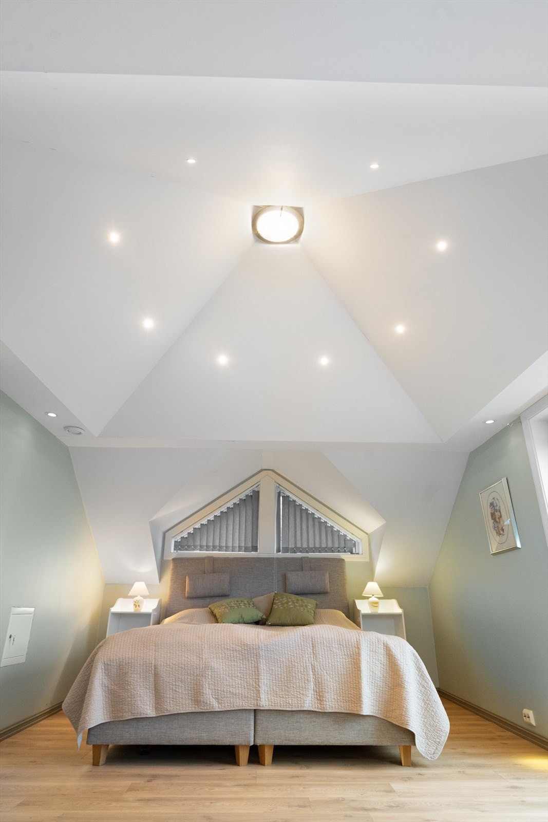 Den spesielle takkonstruksjonen med downlights gir rommet en unik karakter. Galleribilde