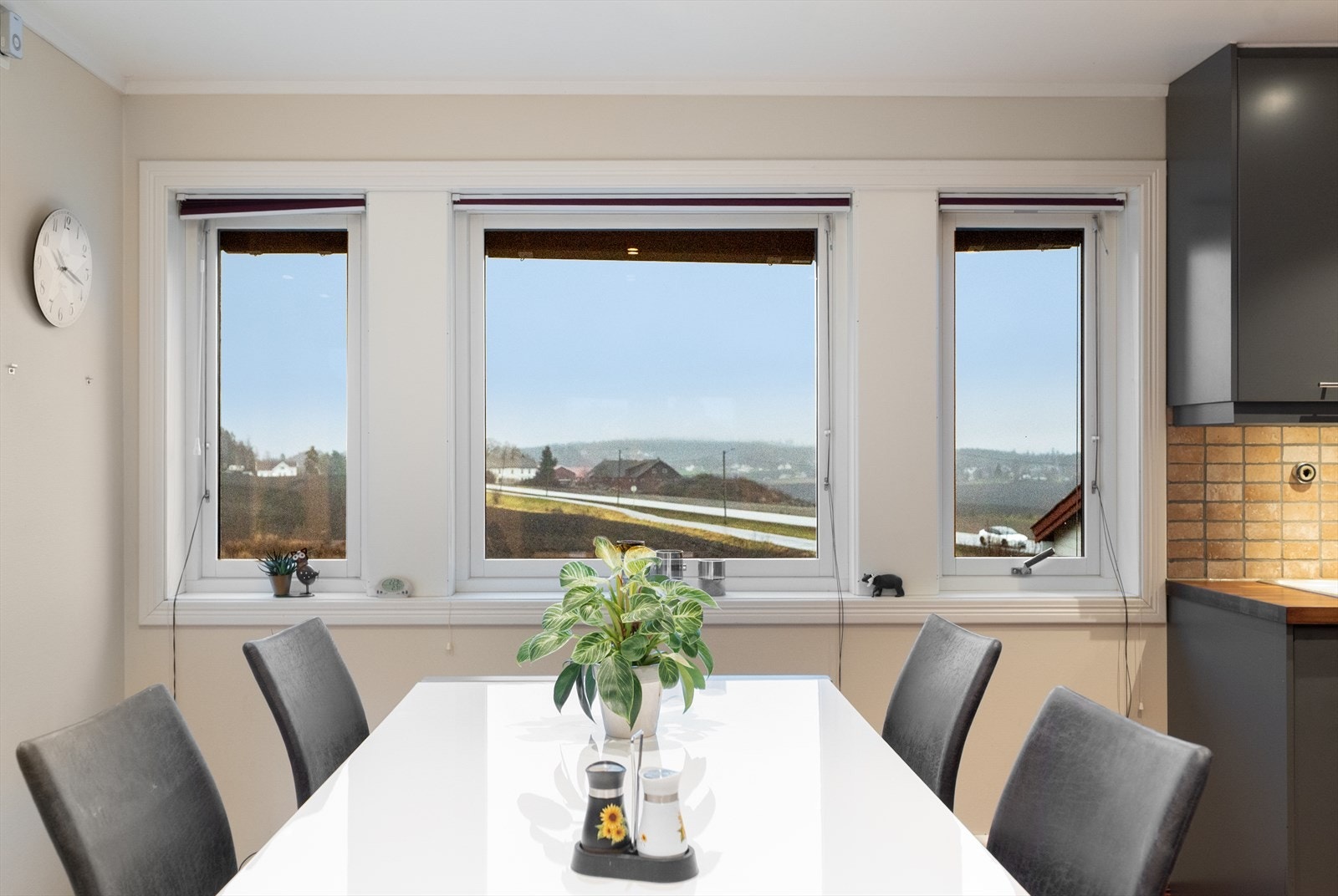 Vinduene er i hovedsak trevinduer med 2-lags isolerglass fra 1994 og 2005. Galleribilde