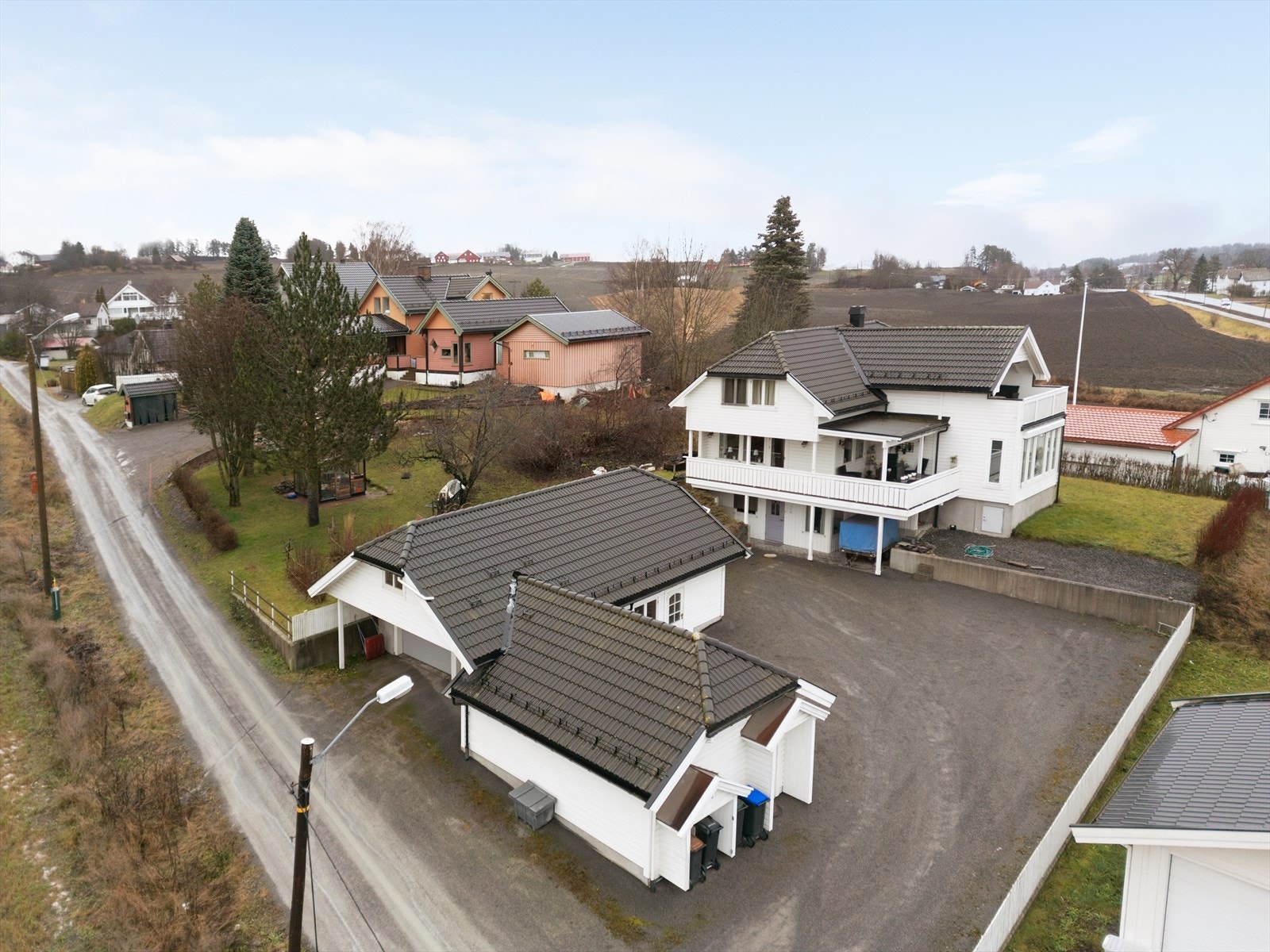 Med en eiet tomt på 780,7 m² og fire uteplasser på til sammen 52 m², er det rikelig med plass for uteliv. Galleribilde