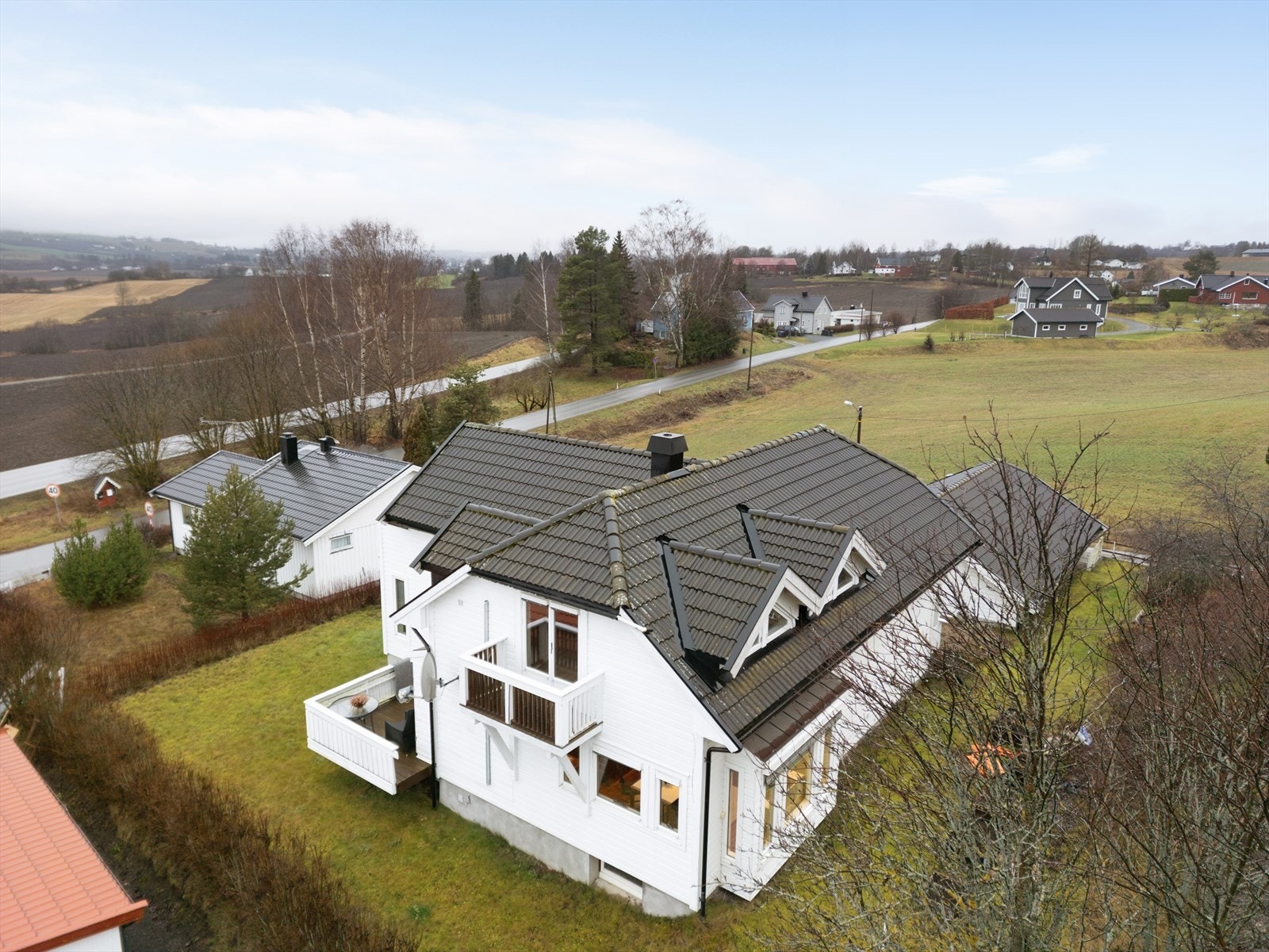 Eiendommen ligger i landlige omgivelser, med kort vei til Hoffsvangen skole (2,4 km) og barnehage (2,3 km). Galleribilde
