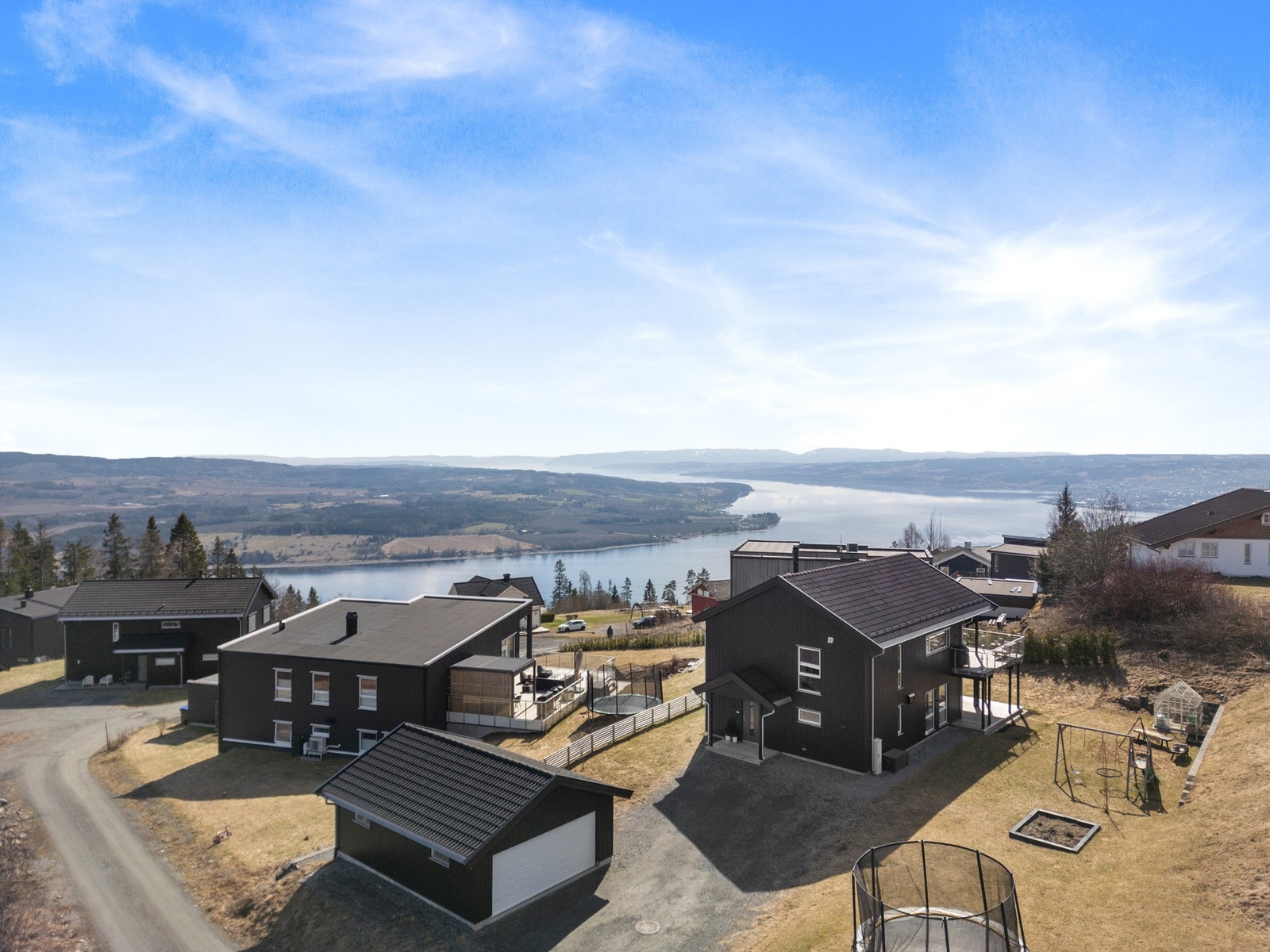 Et hjem som kombinerer stilrent design, smarte løsninger og høy bokomfort i naturskjønne omgivelser. Galleribilde