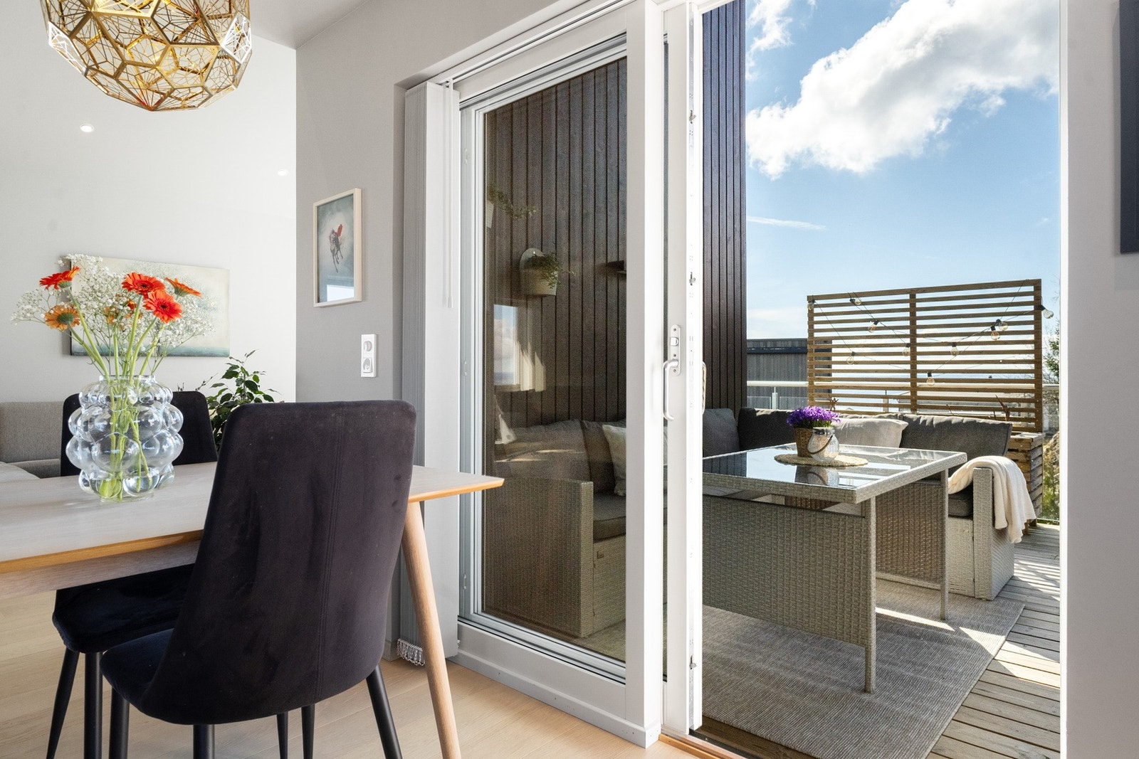 Herfra er det direkte utgang til veranda via skyvedør, noe som gjør uteplassen til en naturlig forlengelse av stue og kjøkken i sommerhalvåret. Galleribilde