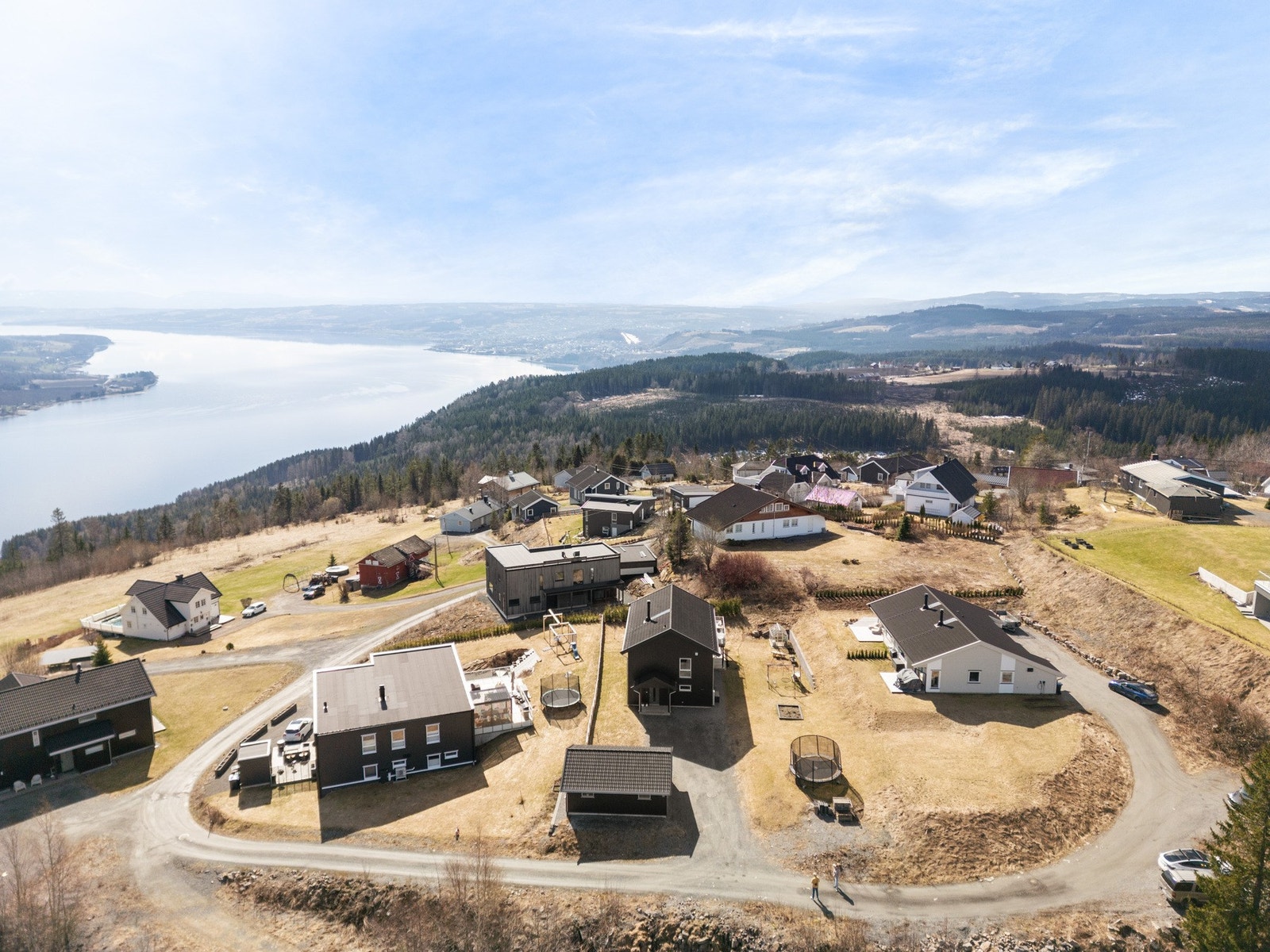 Eiendommen ligger på en romslig, eiet tomt på hele 1267 m², opparbeidet med plen og beplantning. Galleribilde