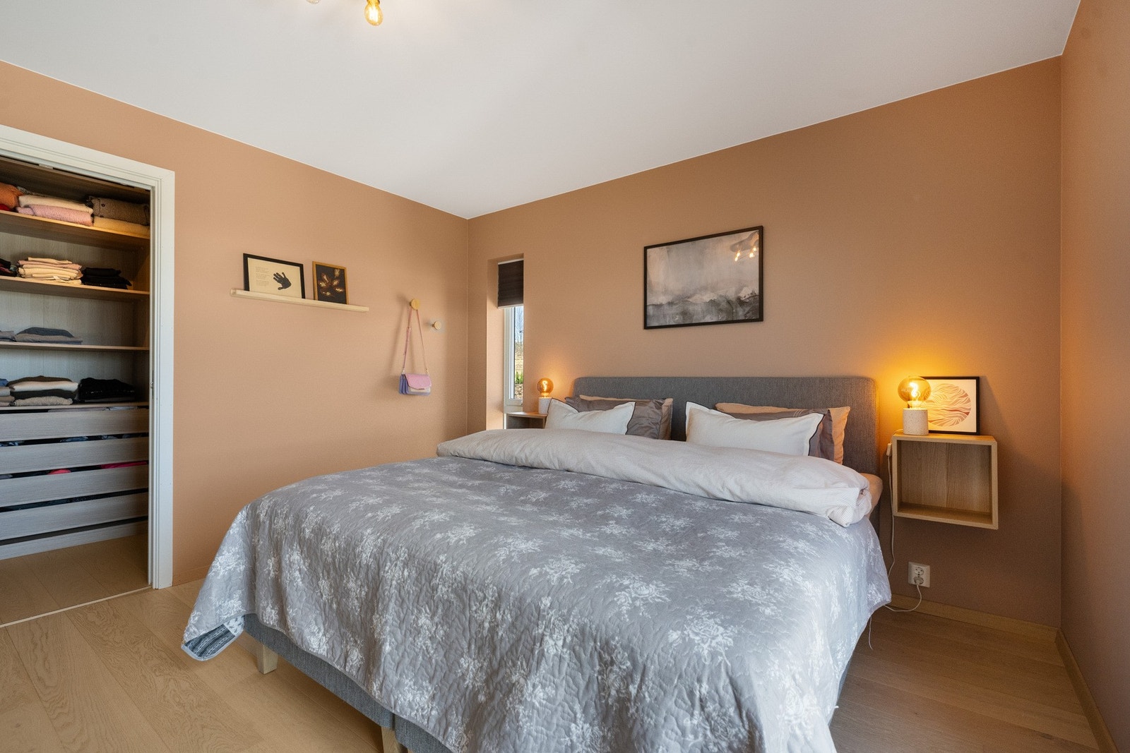 I 2.etasjen finner du også boligens hovedsoverom med en praktisk walk-in garderobe. Galleribilde