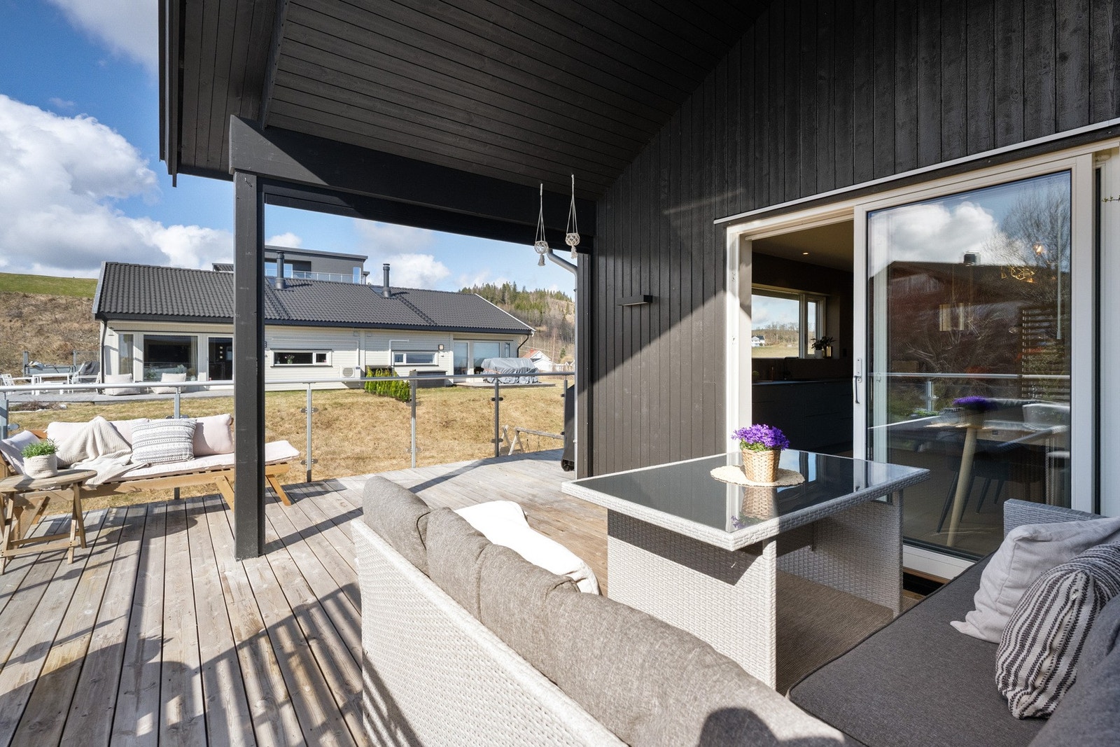 Det er montert elektrisk zip-screen/levegg på verandaen for skjerming mot sol og innsyn fra vest. Galleribilde