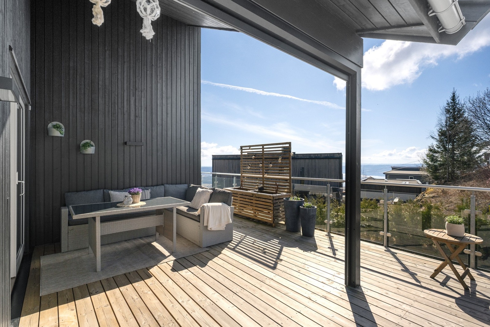 Eiendommen ligger i et etablert og barnevennlig boligfelt nord for Gjøvik, med en solrik plassering og svært gode lysforhold gjennom hele året. Galleribilde