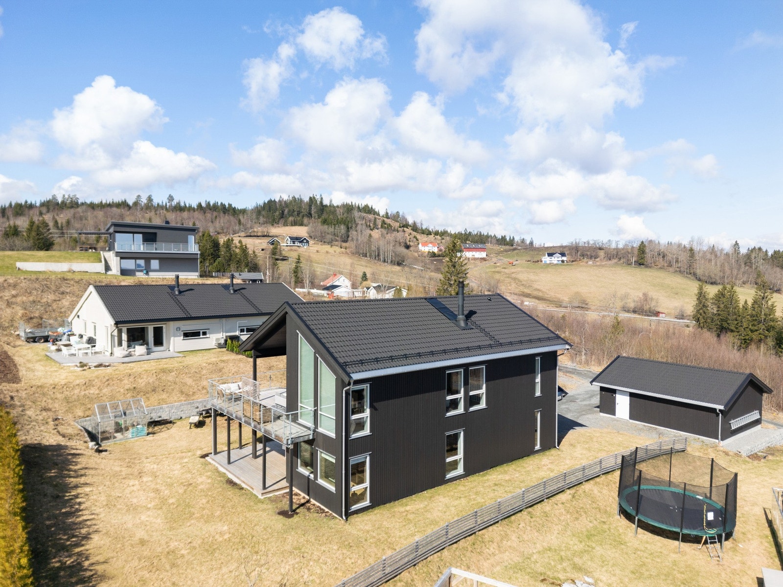 Eiendommen byr på en attraktiv beliggenhet som kombinerer fredelige, landlige omgivelser med nærhet til by og sentrale knutepunkter. Galleribilde