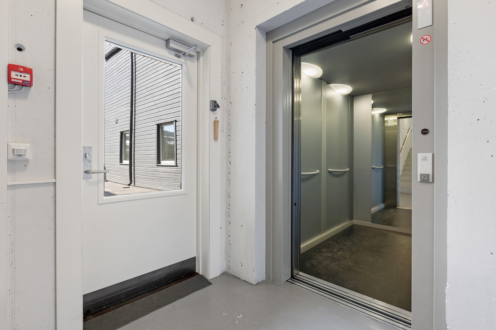 Det er enkel adkomst via heis opp til leiligheten fra garasjen. Galleribilde