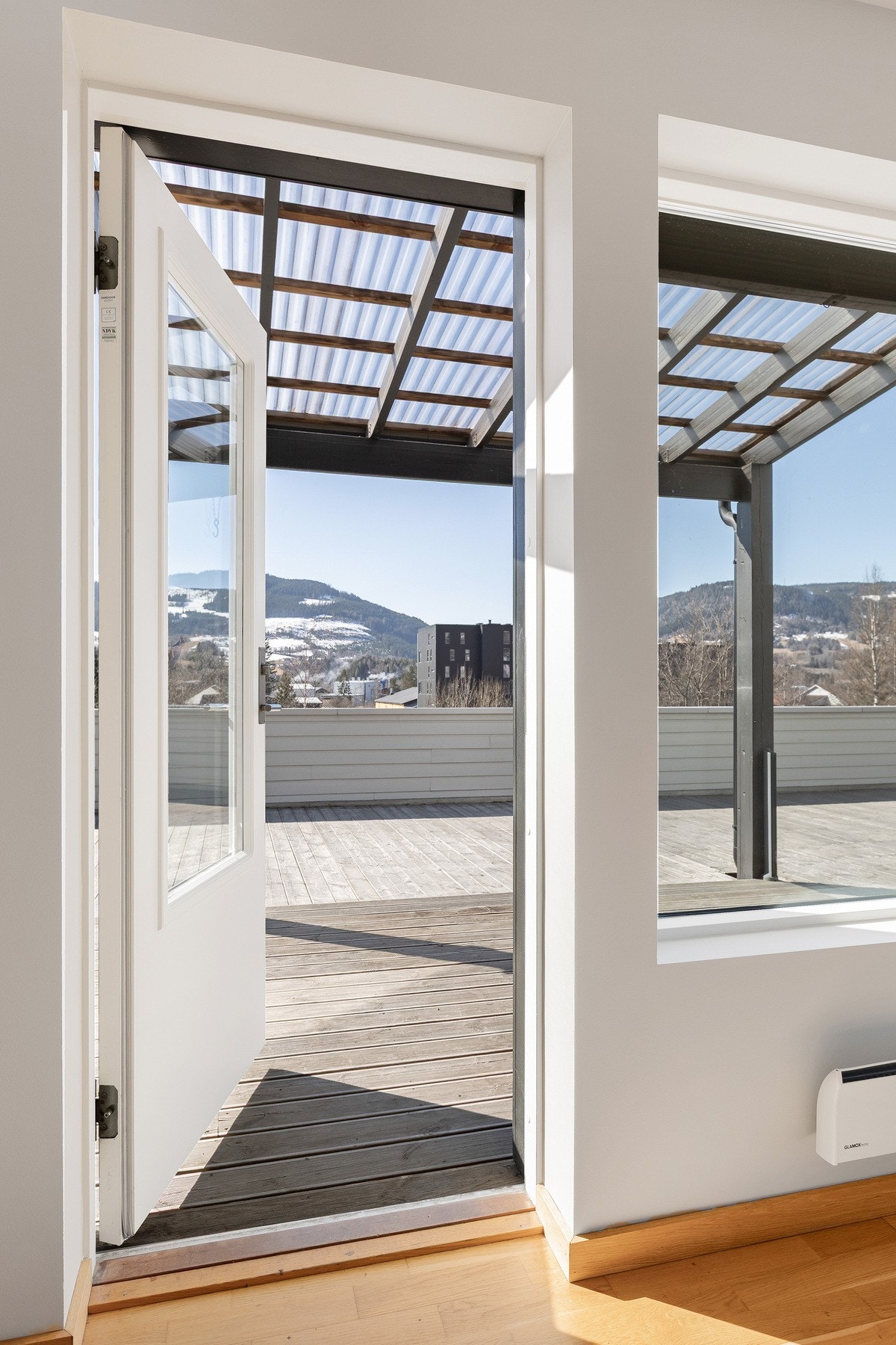 Fra stuen er det direkte utgang til en romslig terrasse hvor solen kan nytes det meste av dagen. Galleribilde