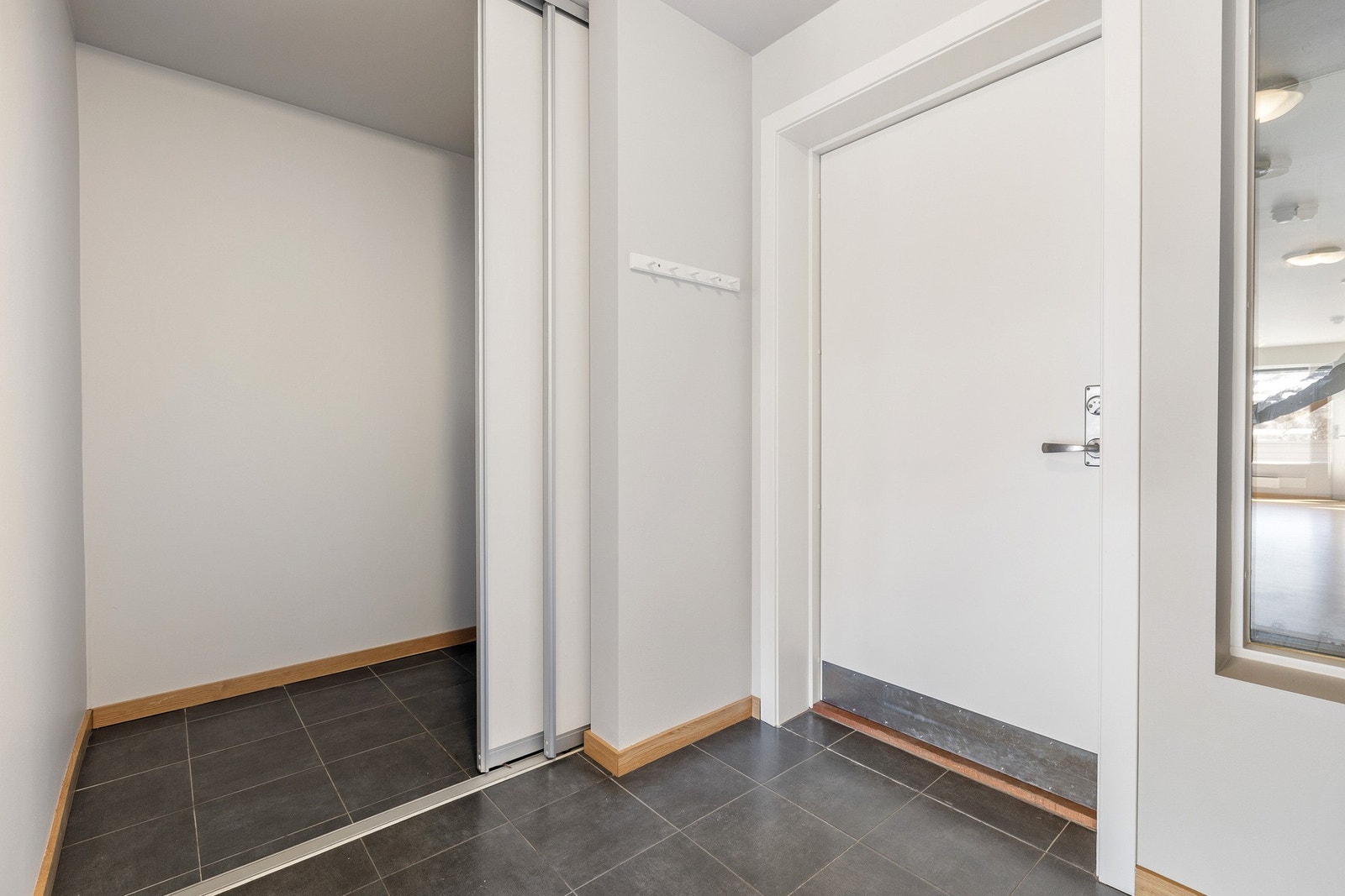 Praktisk gang med stor garderobe. Galleribilde