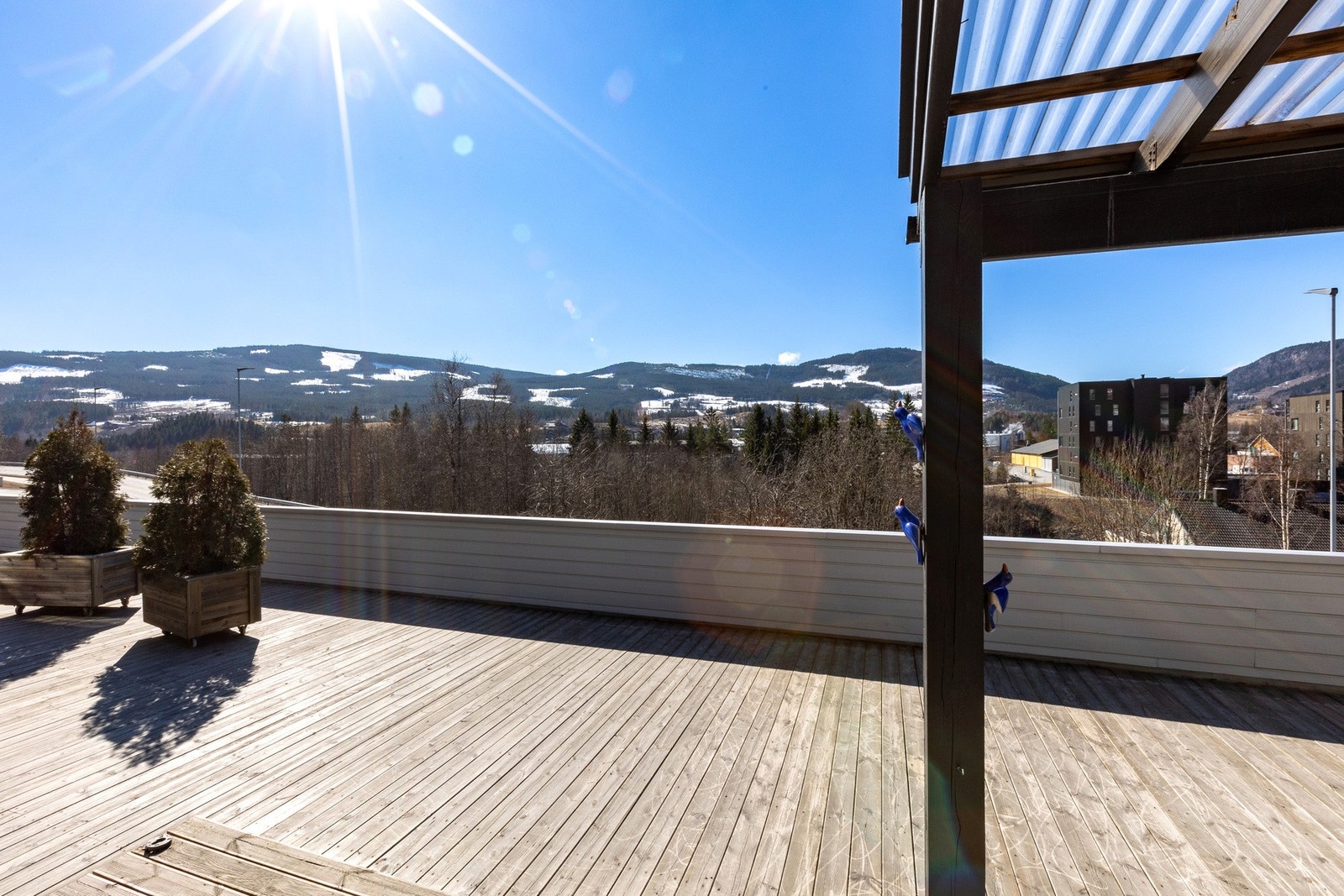 Solrik terrasse med flott utsikt. Galleribilde