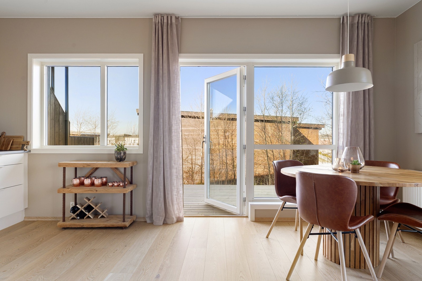 Fra stuen er det utgang til en herlig vestvendt terrasse. Galleribilde