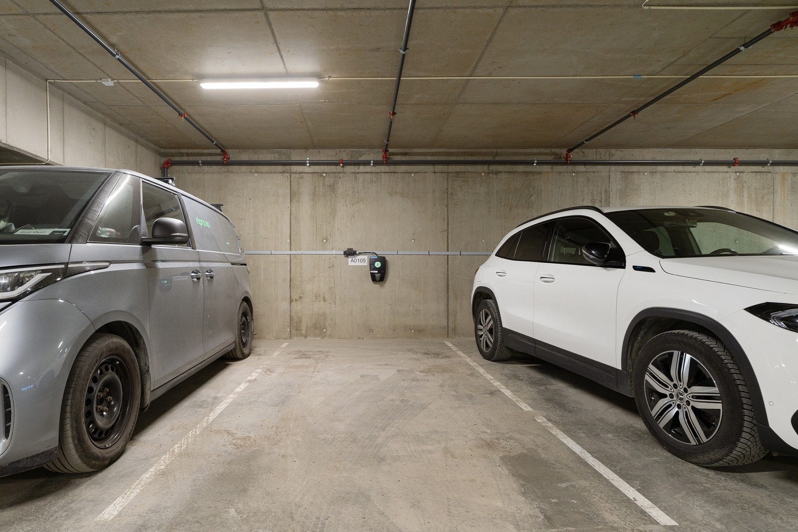 Fast parkeringsplass i oppvarmet p-kjeller med elbillader. Galleribilde