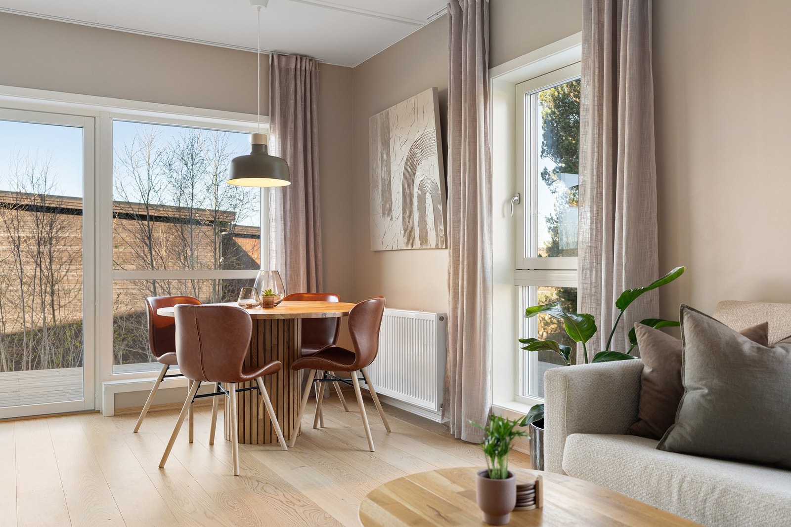 Boligen varmes opp via fjernvarme. Det er også balansert ventilasjon i bygget som sørger for et behagelig inneklima. Galleribilde