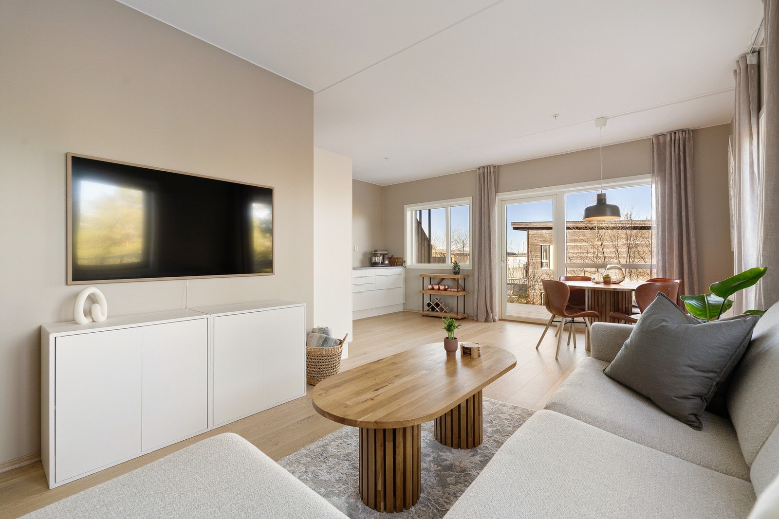 EiendomsMegler 1 ved Kristoffer Singsaas Strøm har gleden av å presentere Hårstad Mindes veg 14. Foto: Krokstad & Nervik (Ekaterina Krokstad). Galleribilde
