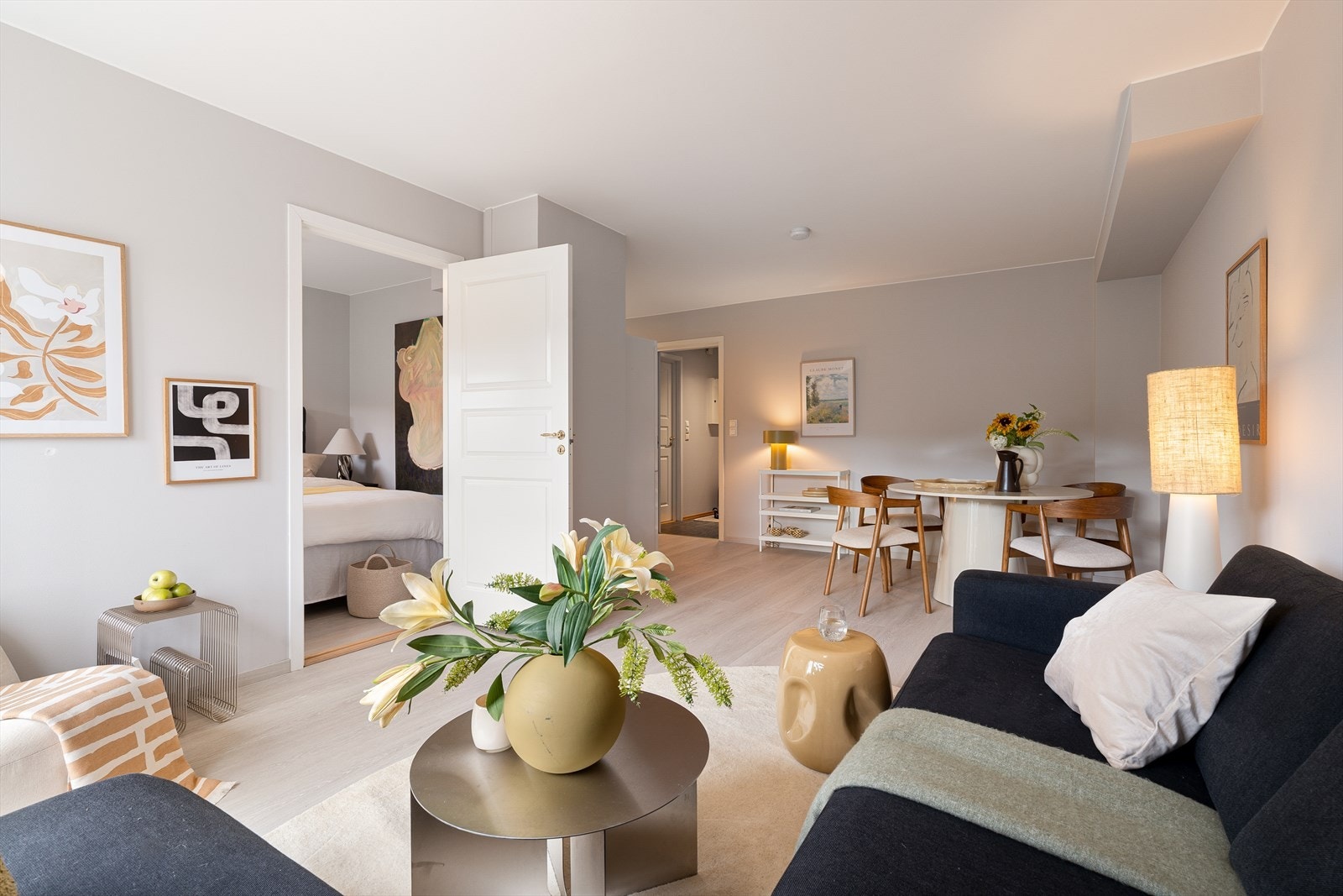 Leiligheten holder for det meste en normalt god standard og har en alminnelig bruksslitasje utfra alder. Nyere laminatgulv og malte overflater. Terrassebord skiftet i 2025. Galleribilde