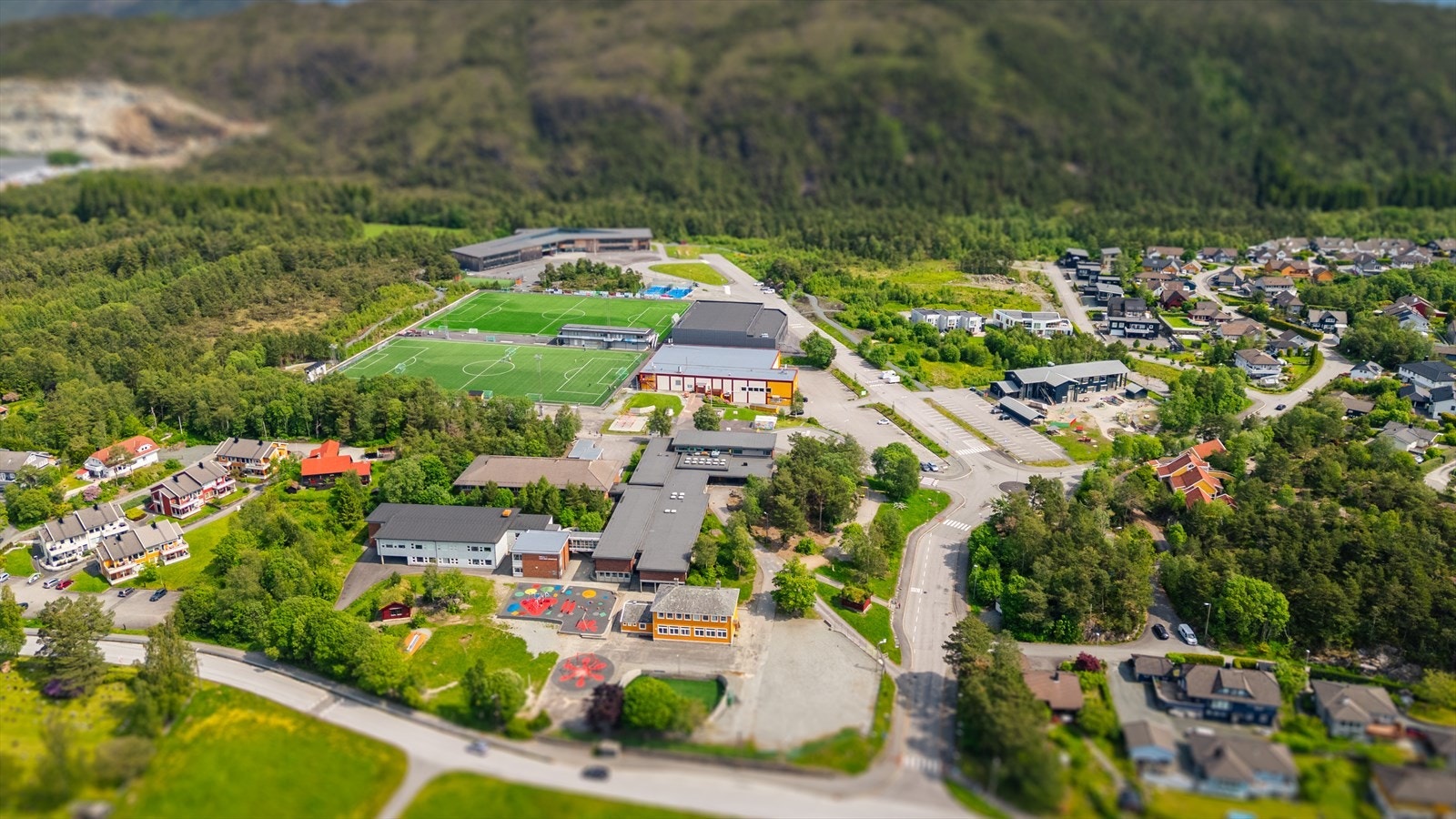Nore Neset idrettsplass kan nås etter en kort spasertur på ca. 4 minutter. Galleribilde
