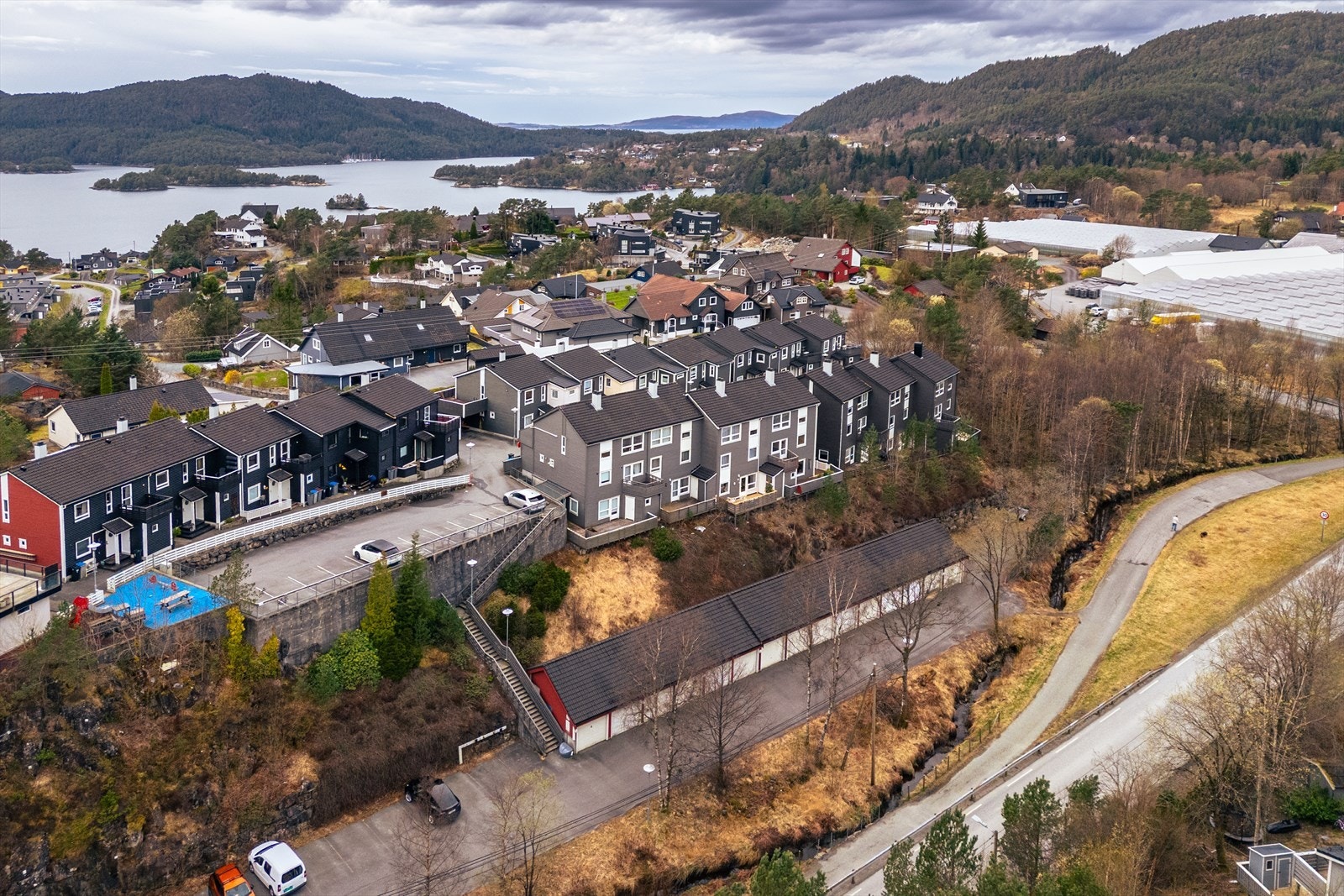Eiendommen har en fin og sentral beliggenhet i et etablert og barnevennlig boligområde i Skeisheia på Nore Nestet. Kort gangavstand til skole, barnehage, idrettsanlegg, kollektivtransport og dagligvarebutikk. Galleribilde