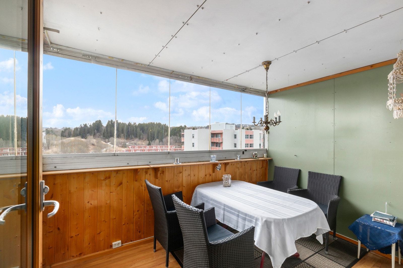 Den innglassede balkongen måler 8 kvm. og tilbyr gode sol- og utsiktsforhold. Galleribilde