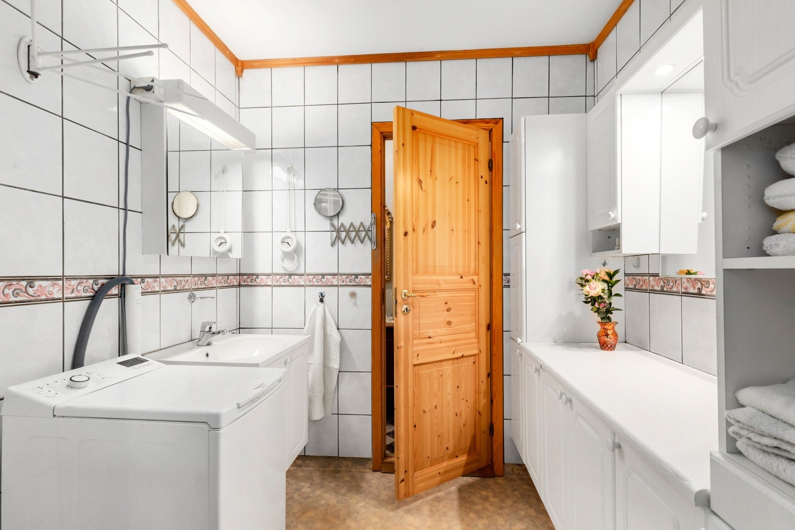 Badet er innredet med baderomsinnredning på 2 sider, dusj og opplegg for vaskemaskin. Galleribilde