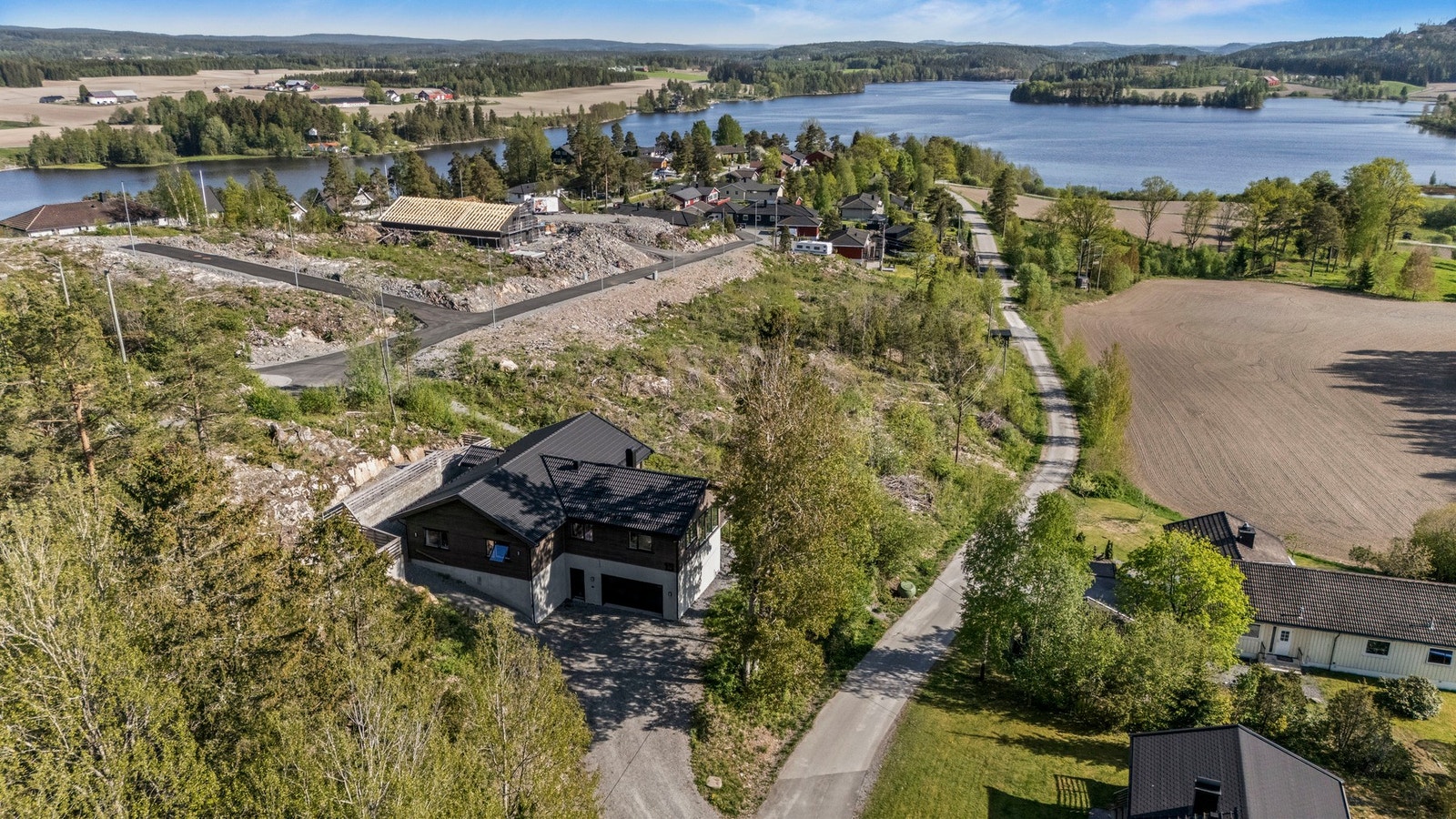 Stor tomt og med kort avstand til Øymarksjøen. Det er bygget ny enebolig på nabotomten som ligger sørøst for boligen Galleribilde