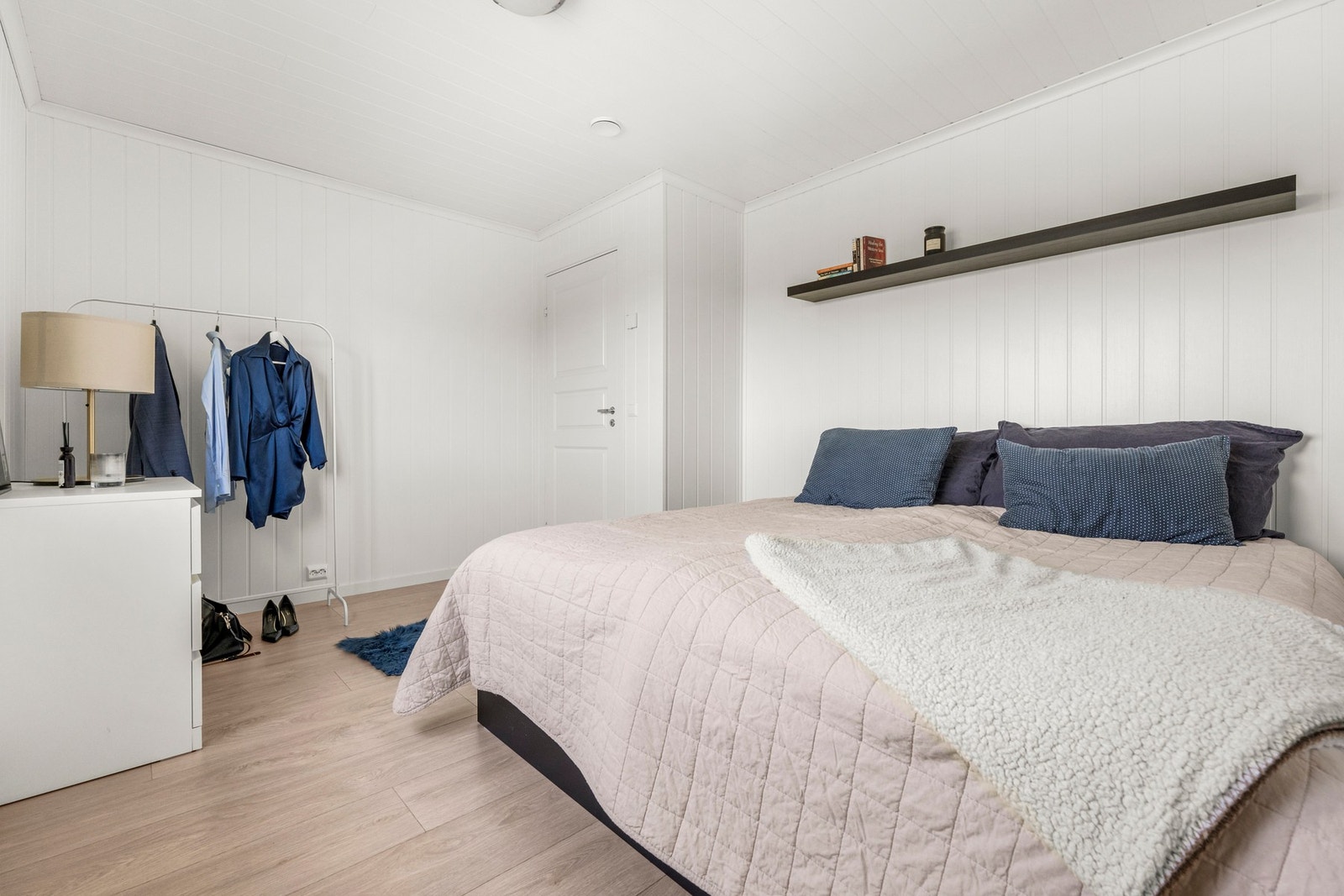 Soverom nr 3 i lyse farger og med god plass Galleribilde