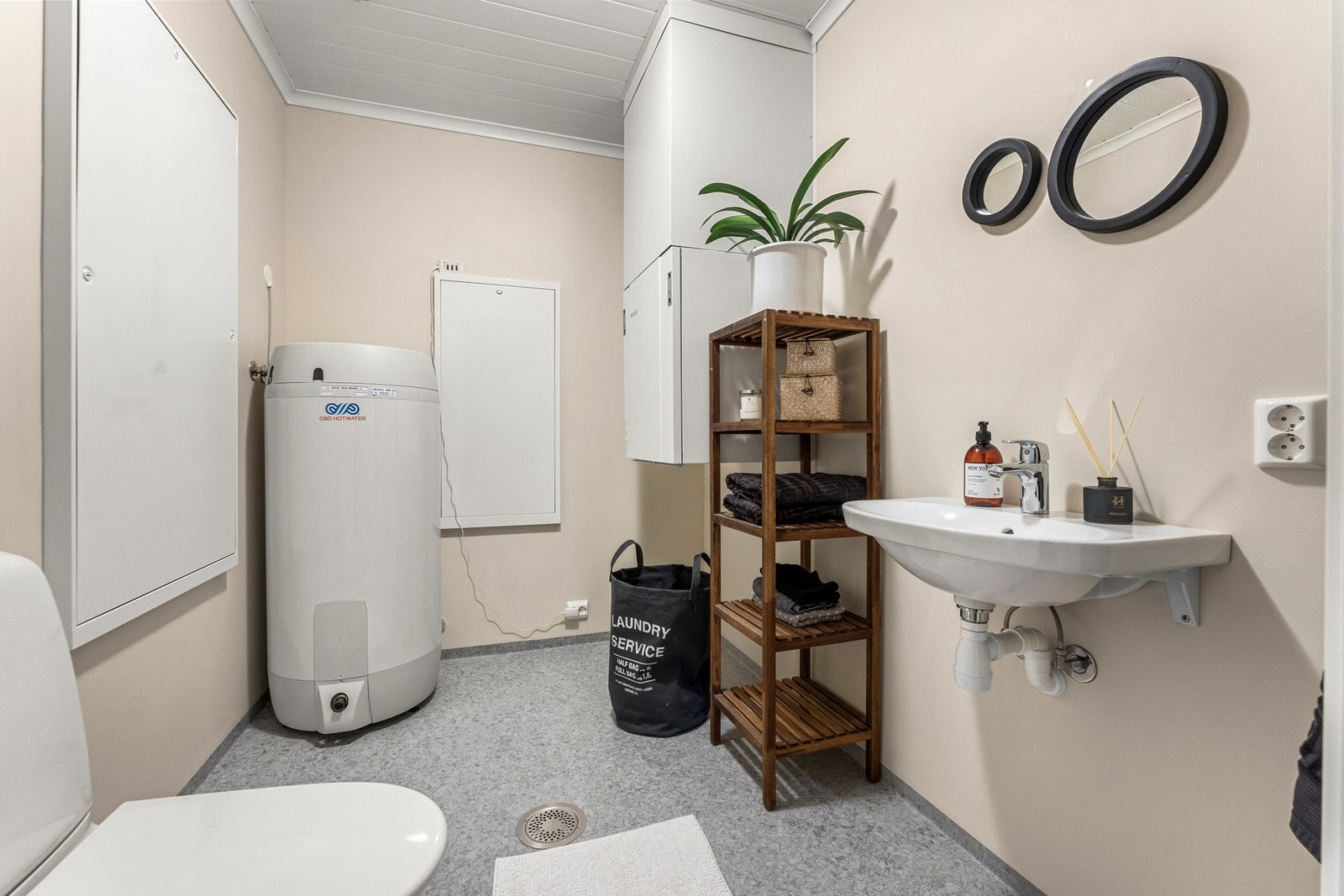 Teknisk rom med gode lagringsmuligheter og med ekstra wc til familien. Galleribilde